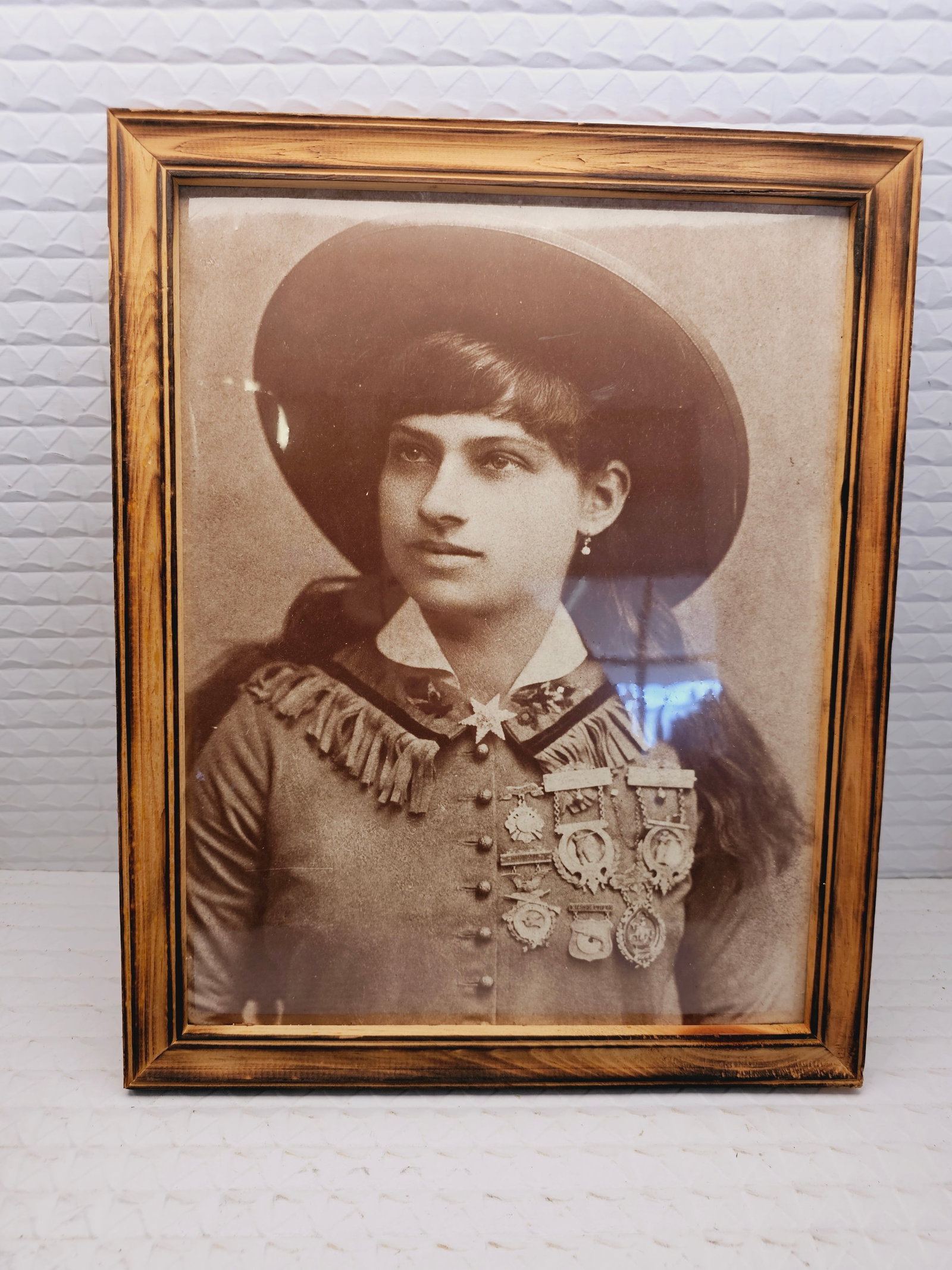 Framed vintage reproduction of Annie Oakley photo from buffalo Bill show (1 of 5)