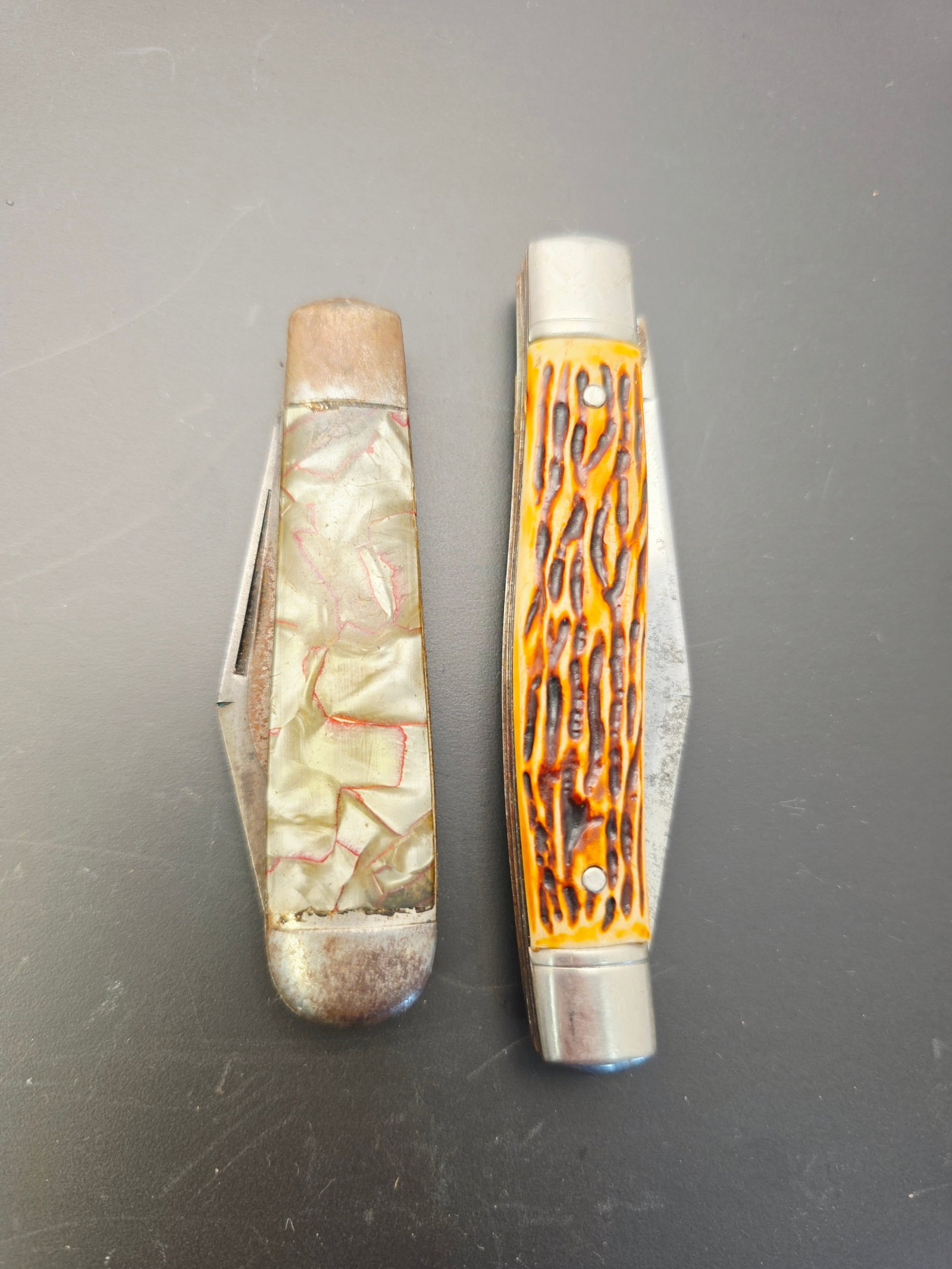 2 vintage pocket knives, one is Hammer Brand: 2 vintage pocket knives, with the one on the right likely a Hammer Brand model and the one on the left a possible Colonial brand piece.Hammer Brand Knife (Right): Frequently marked "HAMMER BRAND,