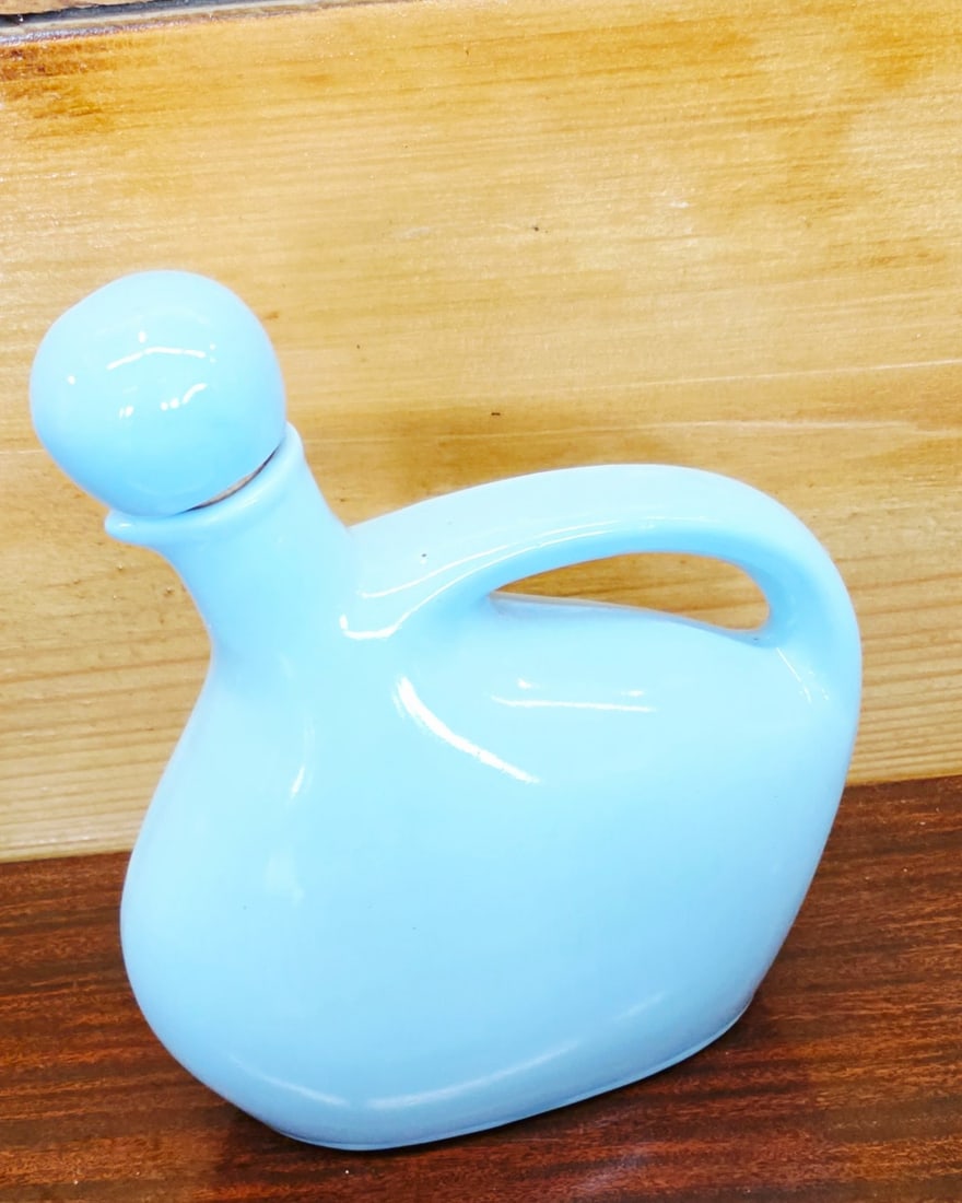 vintage Mohawk Liqueur R-4 ceramic decanter: Key CharacteristicsOrigin: Produced for the Mohawk Liqueur Corporation, a distillery founded in Detroit, Michigan following the end of Prohibition in 1933.Era: Typically dates between the 1930s and