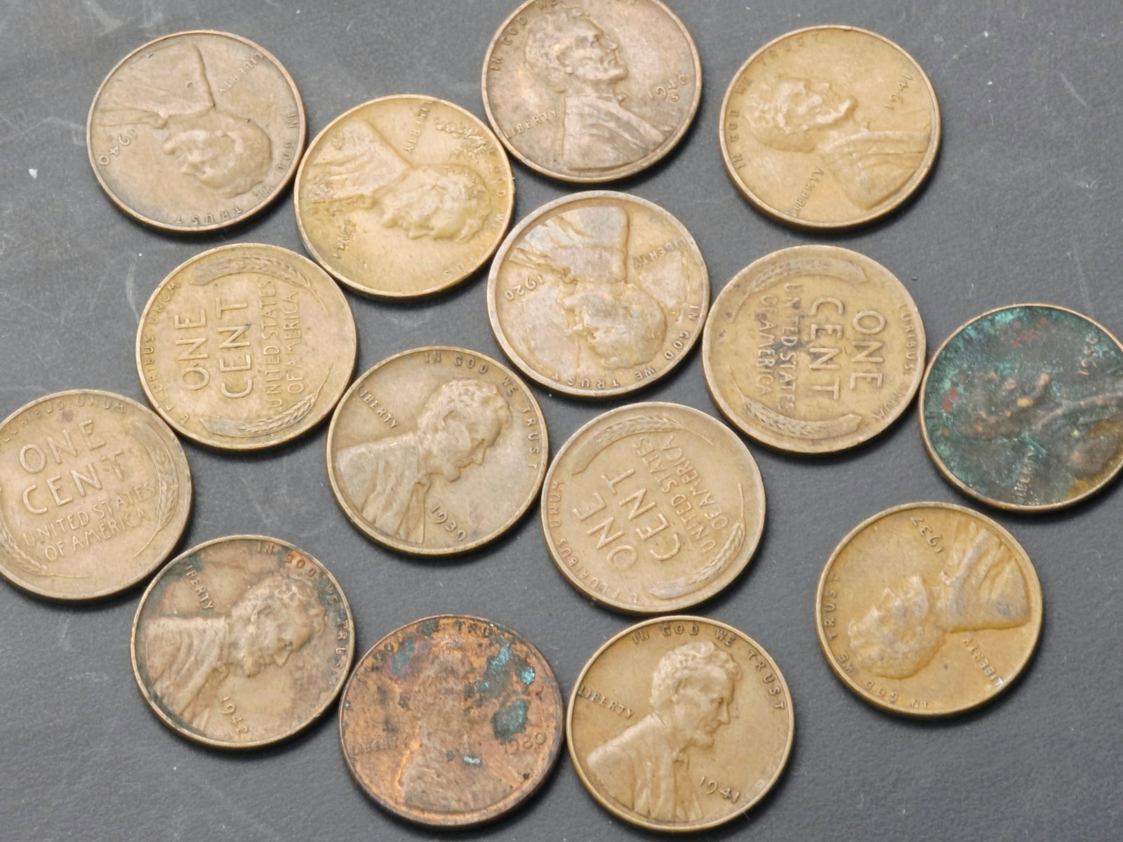collection of circulated Lincoln Wheat Cents (1 of 4)