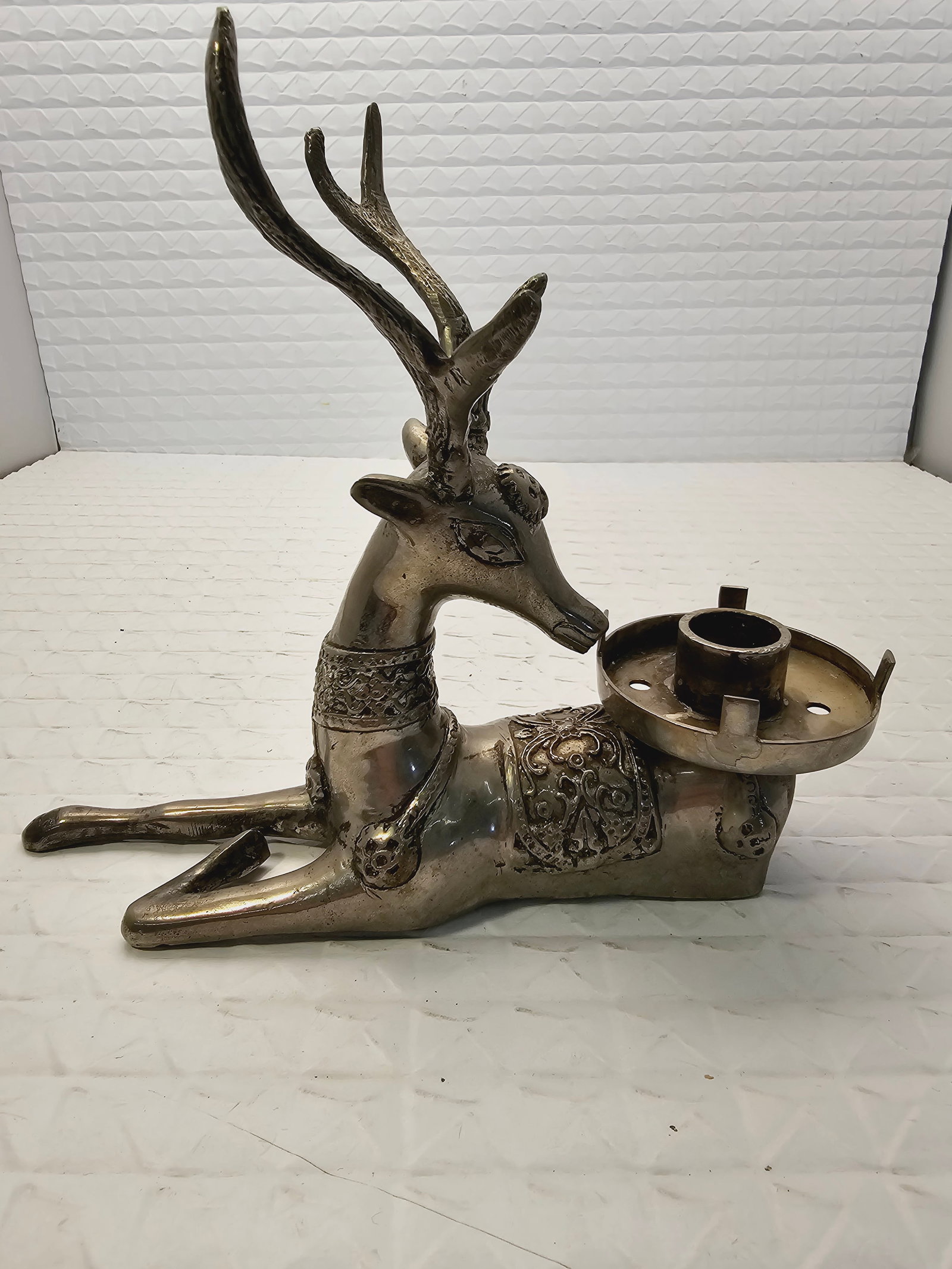 vintage silver toned metal deer candle holder: vintage silver toned metal heavy deer candle holder designed to display a single taper or pillar candle on its back.Key Design FeaturesBuilt-In Drip Pan: The wide metal plate attached to the deer's