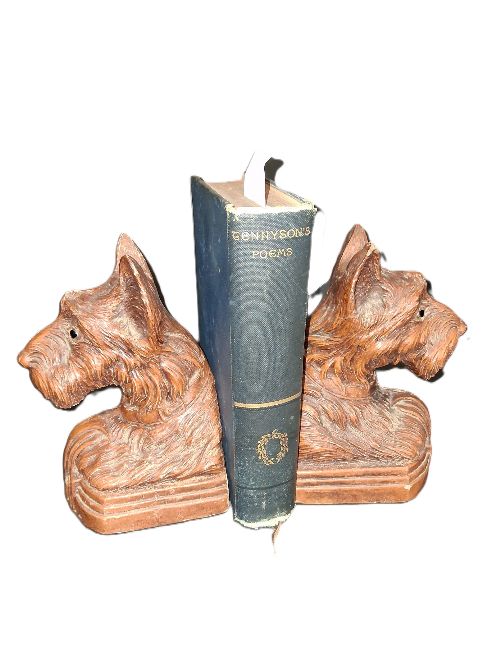 vintage Scottish Terrier Syroco bookends: vintage Scottish Terrier bookends, likely produced in the 1930s or 1940s by the Syracuse Ornamental Company (Syroco).Material: They are typically crafted from "Syroco wood," a molded composite
