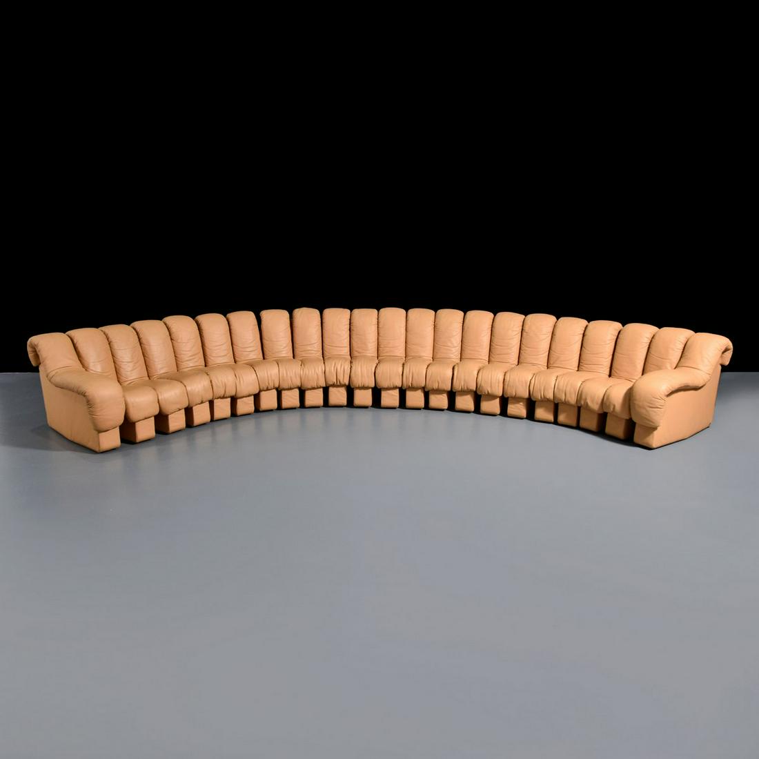 Berger, Peduzzi-Riva & Ulrich DS 600 NON-STOP Sofa: Artist/Designer; Manufacturer: Ueli Berger, Eleanora Peduzzi-Riva, Heinz Ulrich; de Sede Marking(s); notes: de Sede plaque Country of origin; materials: Switzerland; leather Dimensions (H, W, D):