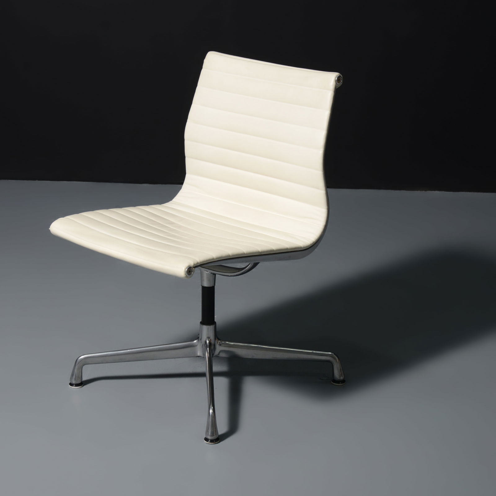 Charles & Ray Eames ALUMINUM GROUP Leather Swivel Chair (1 of 10)