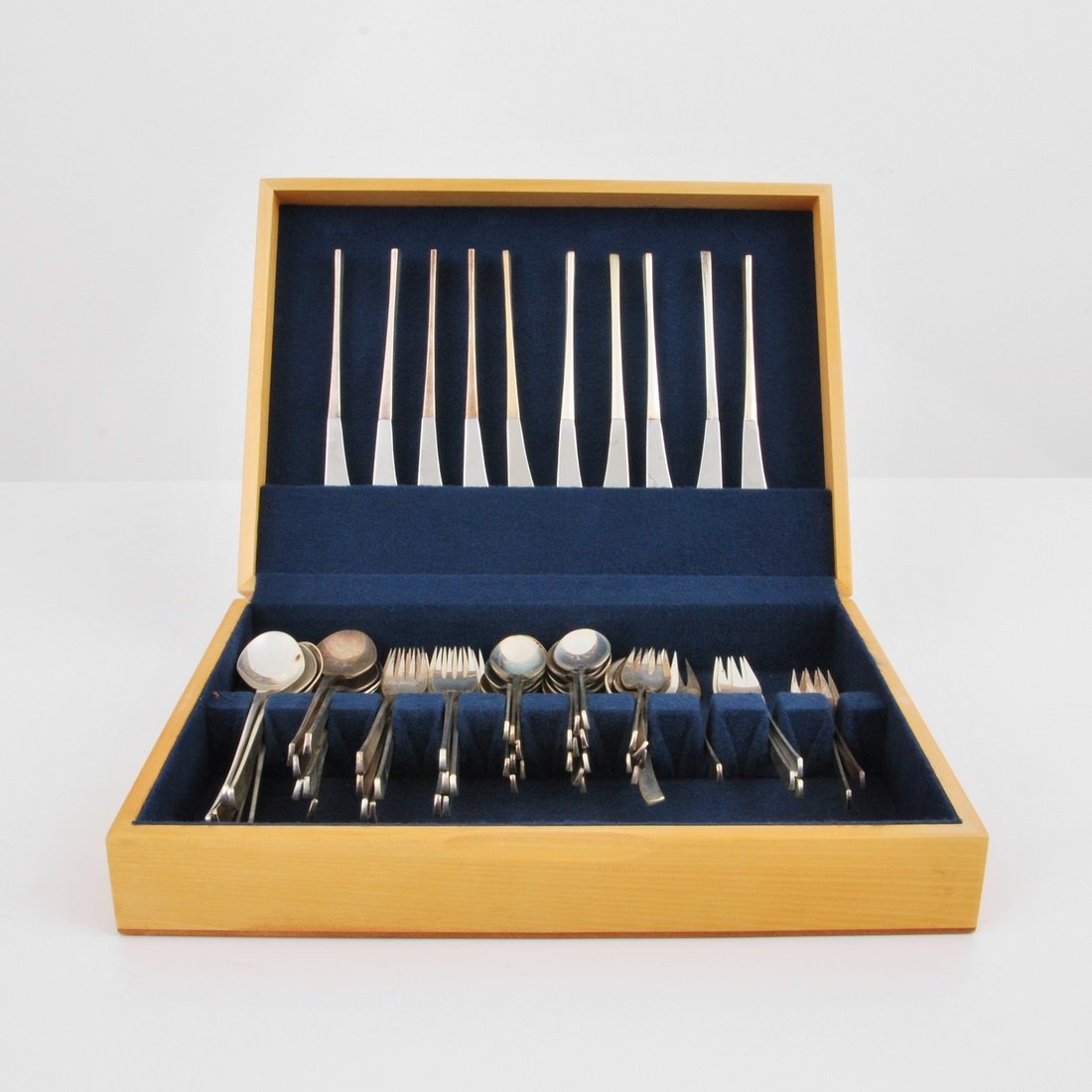 Ronald Pearson "Vision" Sterling Flatware, 73.9 Troy: Designer & Manufacturer: Ronald Pearson; International Silver Markings: marked Country of Origin & Materials: USA; sterling silver Additional Information & Circa: Modern designed sterling silver flatw