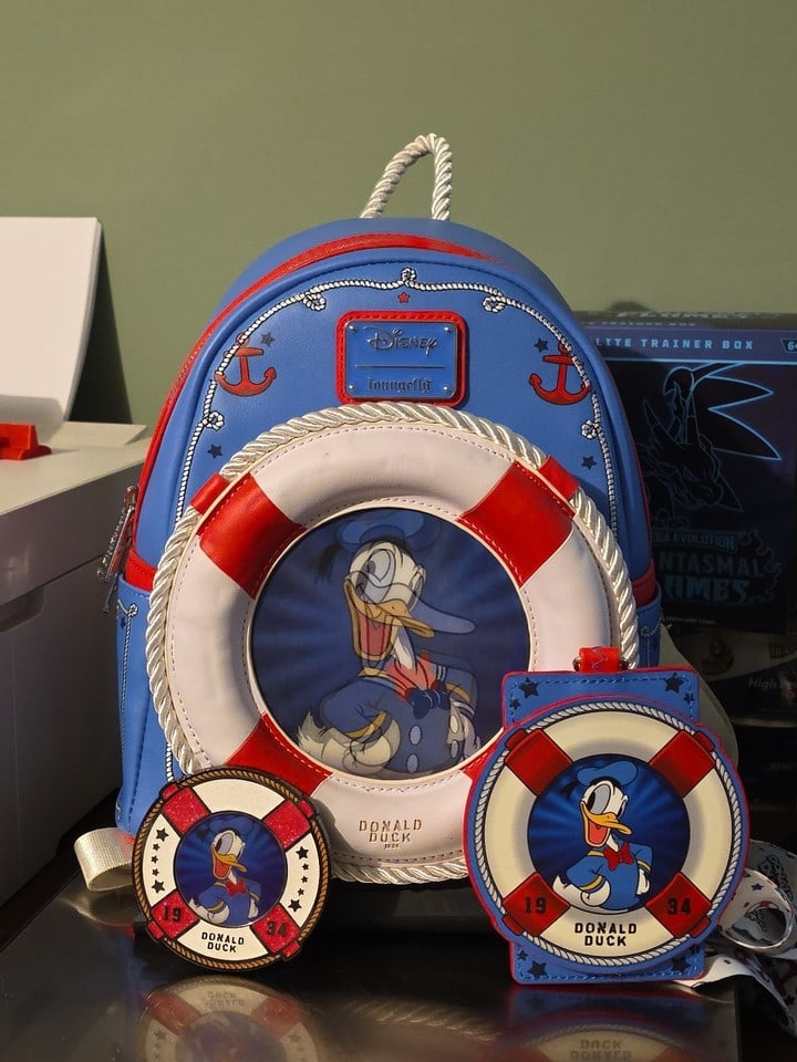 Donald Duck 90th Anniversary Loungefly Lenticular Backpack W/ Pin & Badge holder (1 of 4)