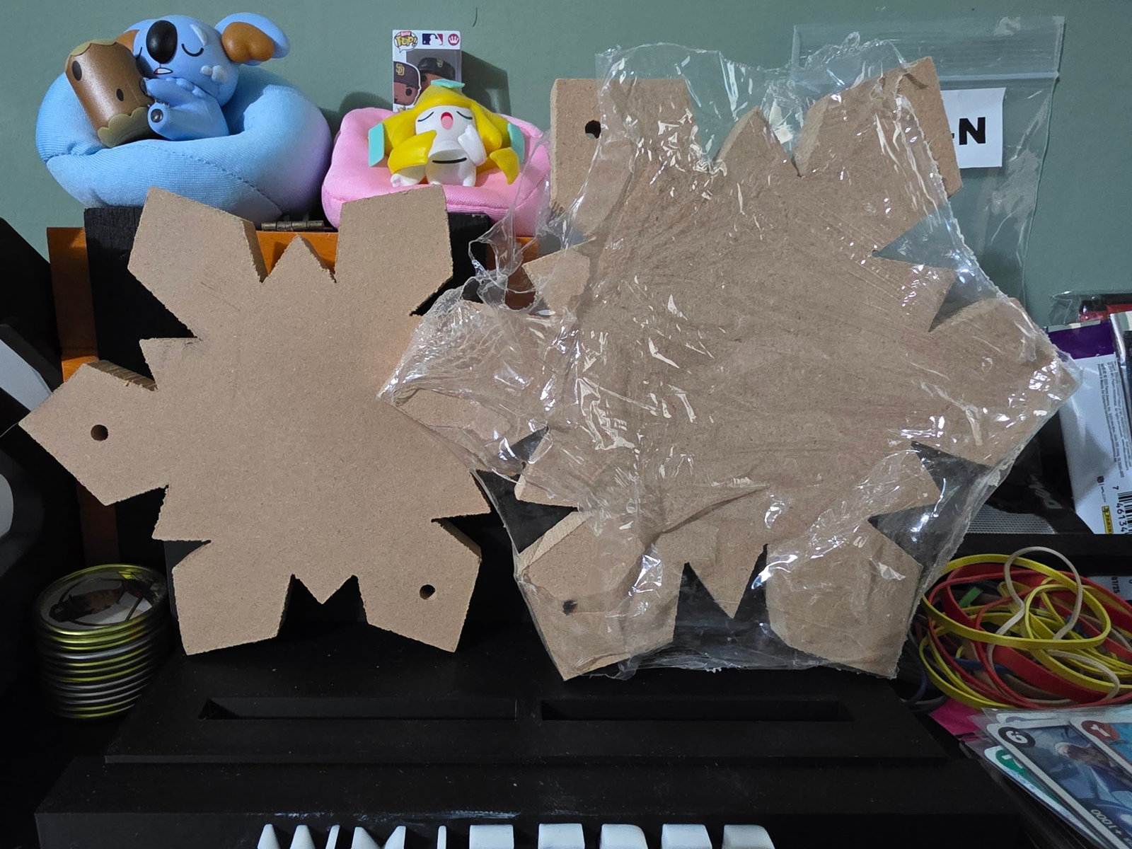 2 unfinished wooden snow flakes (1 of 1)