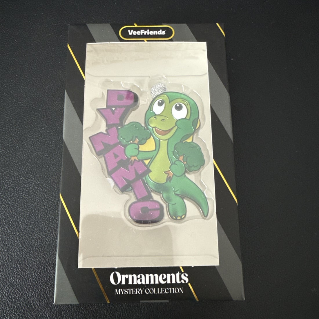 Dynamic Dinosaur VeeFriends 2024 Ornament Brand New! Sealed Box! Gary Vee: The Dynamic Dinosaur VeeFriends 2024 Ornament is a brand new, sealed box collectible featuring a colorful and dynamic dinosaur design. This ornament, part of the VeeFriends collection, is perfect for