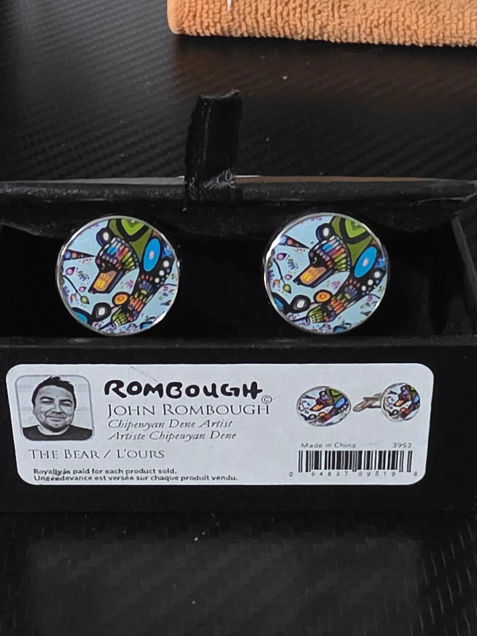Oscardo Vibrant cufflinks featuring a bear design by Rombough: Vibrant cufflinks featuring a bear design by John Rombough