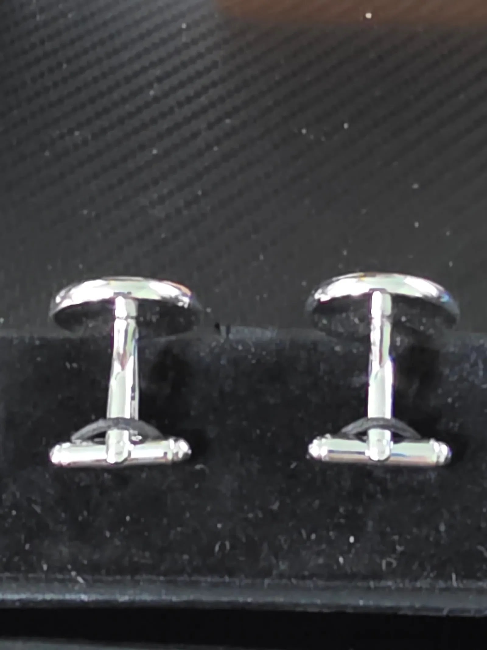 Oscardo Vibrant cufflinks featuring a bear design by Rombough - 2