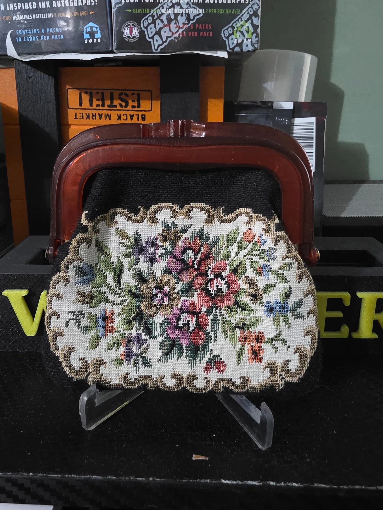 Vintage Clutch Tapestry Purse Floral Plastic Hinged Clasp Evening Bag: This Vintage Clutch Tapestry Purse is a stylish and elegant evening bag perfect for parties or business events. With a beautiful floral pattern in a rectangle shape, this small-sized clutch features a