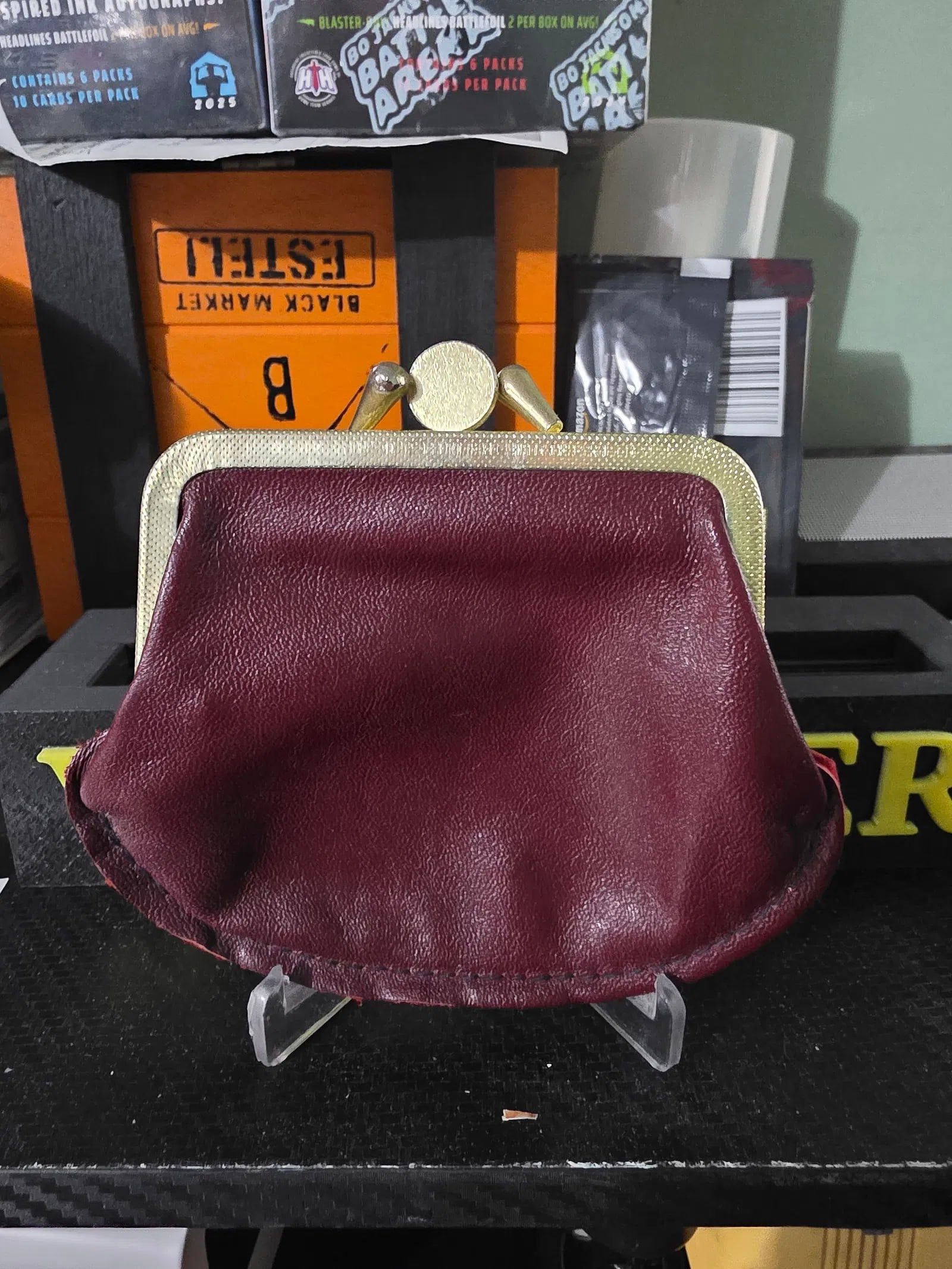 VINTAGE BROWN GENUINE COWHIDE LEATHER DOUBLE KISS LOCK COIN PURSE: This vintage leather coin purse is in good condition.It is labeled "GENUINE COWHIDE".It measures 4.5" wide and it is 3.5" tall.It has a double kiss lock latch and 2 pockets.The unique kiss lock middle