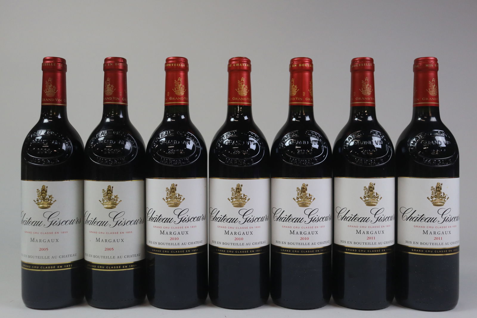 Mixed Lot Château Giscours 2005/2010/2011: Château Giscours 2005 Margaux, 3ème Grand Cru Classé U. IN, excellent appearance R 2 bottles Château Giscours 2010 Margaux, 3ème Grand Cru Classé Excellent level an