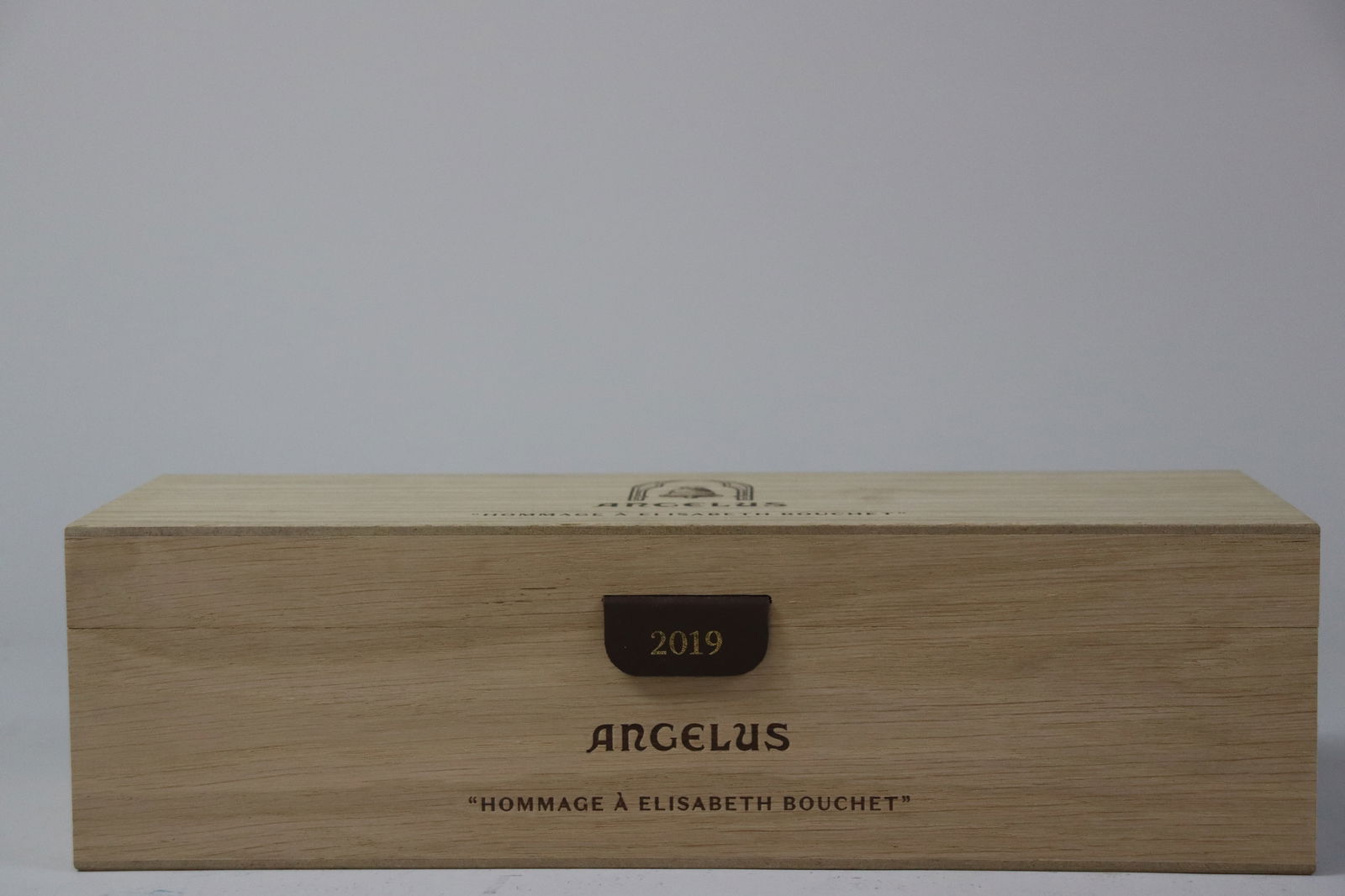 † Château Angelus 'Hommage à Elisabeth Bouchet' 2019: Château Angelus 'Hommage à Elisabeth Bouchet' 2019 Saint-Émilion, 1er Grand Cru Classé A Excellent level and appearance R 1 bottle Per lot €650 - 950 Size bottle