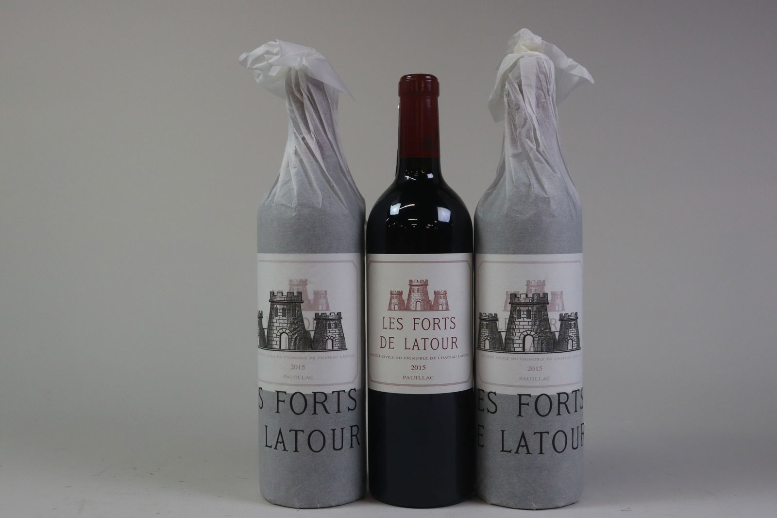 † Les Forts de Latour 2015: Les Forts de Latour 2015 Pauillac, 2nd wine Ch. Latour Excellent level and appearance R 4 bottles Per lot €420 - 550SizebottlesConditionExcellent level and appearanceProvenance† - Please