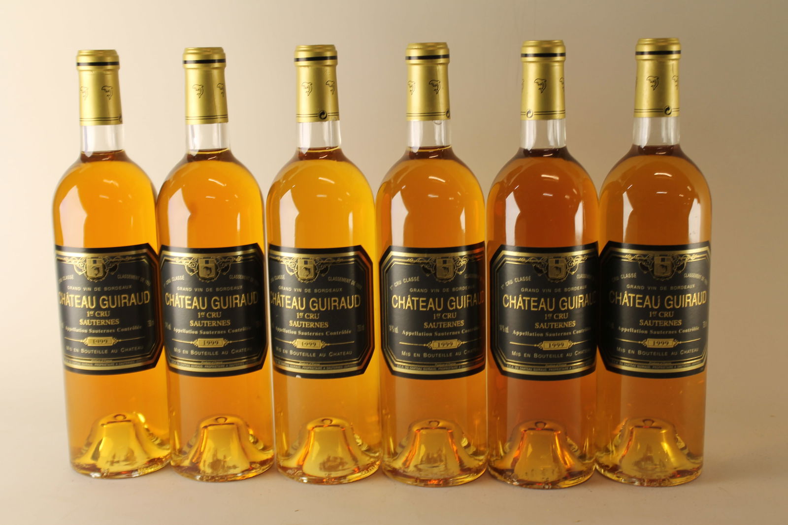 Château Guiraud 1999: Château Guiraud 1999 Sauternes, 1er Grand Cru Classé U. BN, excellent appearance W 12 bottles Per lot €380 - 480 Size bottles Condition U. BN, excellent appe