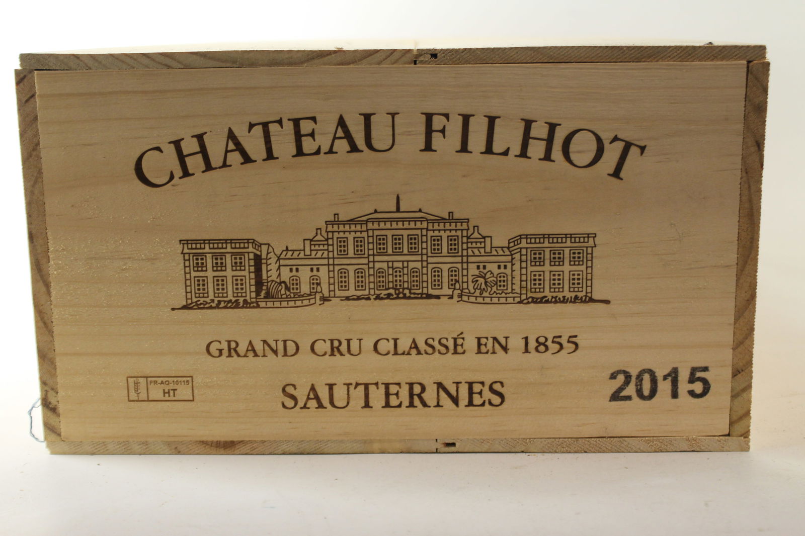 Château Filhot 2015: Château Filhot 2015 Sauternes, 2ème Grand Cru Classé U. IN, excellent appearance W 12 bottles Per lot €320 - 420SizebottlesConditionU. IN, excellent appearanceExhibited(OWC)