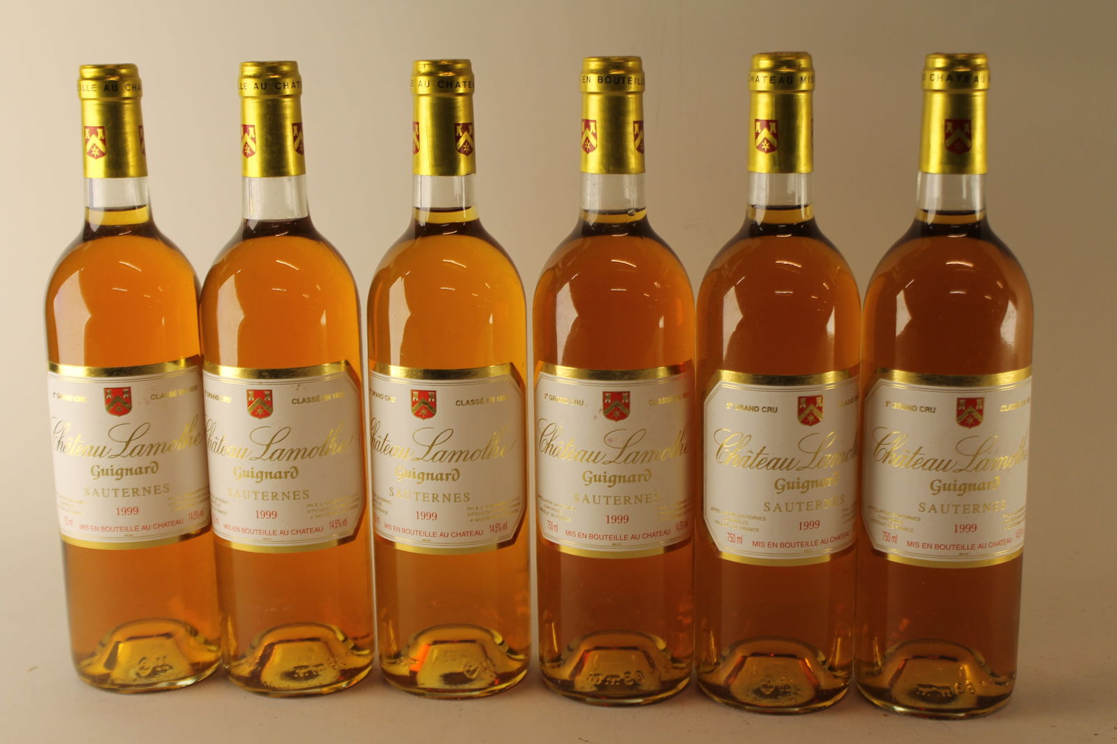 Château Lamothe Guignard 1999: Château Lamothe Guignard 1999 Sauternes, 2ème Grand Cru Classé U. BN, excellent appearance W 12 bottles Per lot €320 - 420 Size bottles Condition U. BN,
