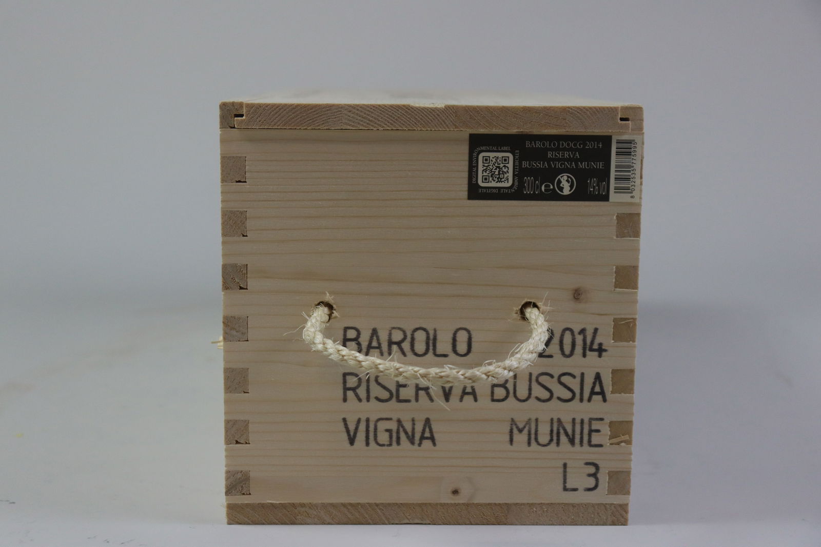 † Barolo Riserva 'Bussia Vigna Munie' 2014: Barolo Riserva 'Bussia Vigna Munie' 2014 Parusso, Monforte d'Alba Excellent level and appearance R 1 double magnum - 3ltr Per lot €260 - 360Sizedouble magnum - 3ltrConditionExcellent level and