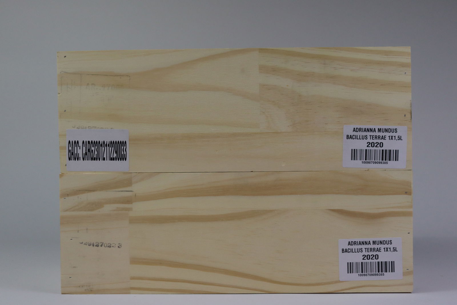 † Malbec 'Mundus Bacillus Terrae' 2020: Malbec 'Mundus Bacillus Terrae' 2020 Catena Zapata - Adrianna Vineyard, Gualtallary Excellent level and appearance R 2 magnums - 1.5ltr Per lot €420 - 550 Size magnums - 1.5ltr <