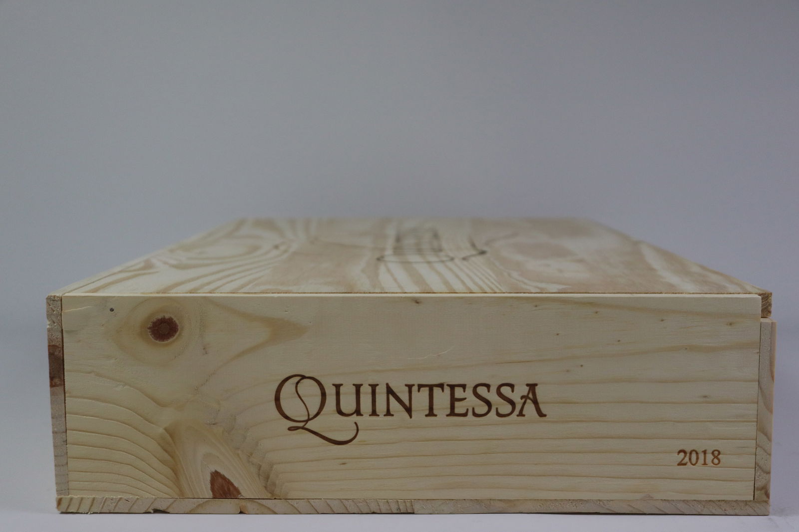† Quintessa Red 2018: Quintessa Red 2018 Quintessa, Rutherford Excellent level and appearance R 6 bottles Per lot €440 - 550SizebottlesConditionExcellent level and appearanceProvenance† - Please note that lots
