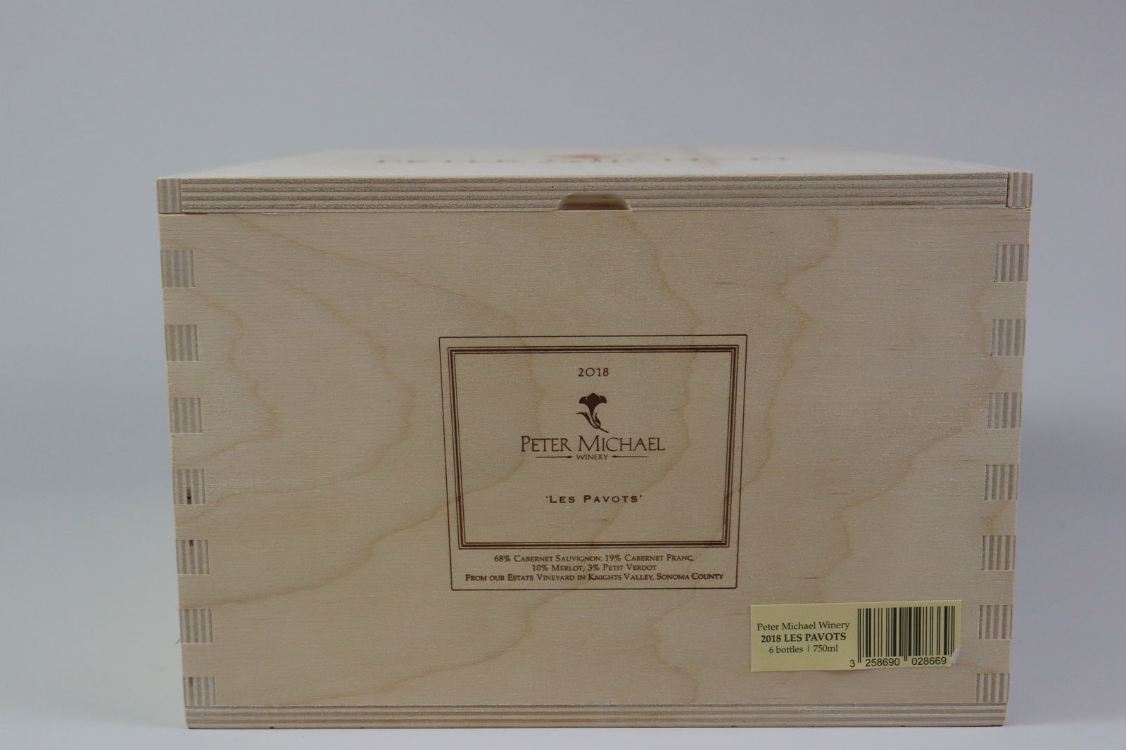 † Estate Red 'Les Pavots' 2018: Estate Red 'Les Pavots' 2018 Peter Michael Winery, Sonoma County Excellent level and appearance R 6 bottles Per lot €380 - 480SizebottlesConditionExcellent level and appearanceProvenance†