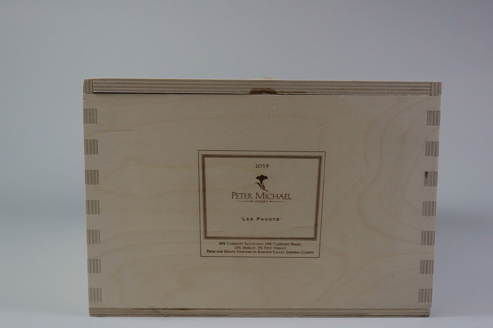 † Estate Red 'Les Pavots' 2019: Estate Red 'Les Pavots' 2019 Peter Michael Winery, Sonoma County Excellent level and appearance R 6 bottles Per lot €380 - 480SizebottlesConditionExcellent level and appearanceProvenance†