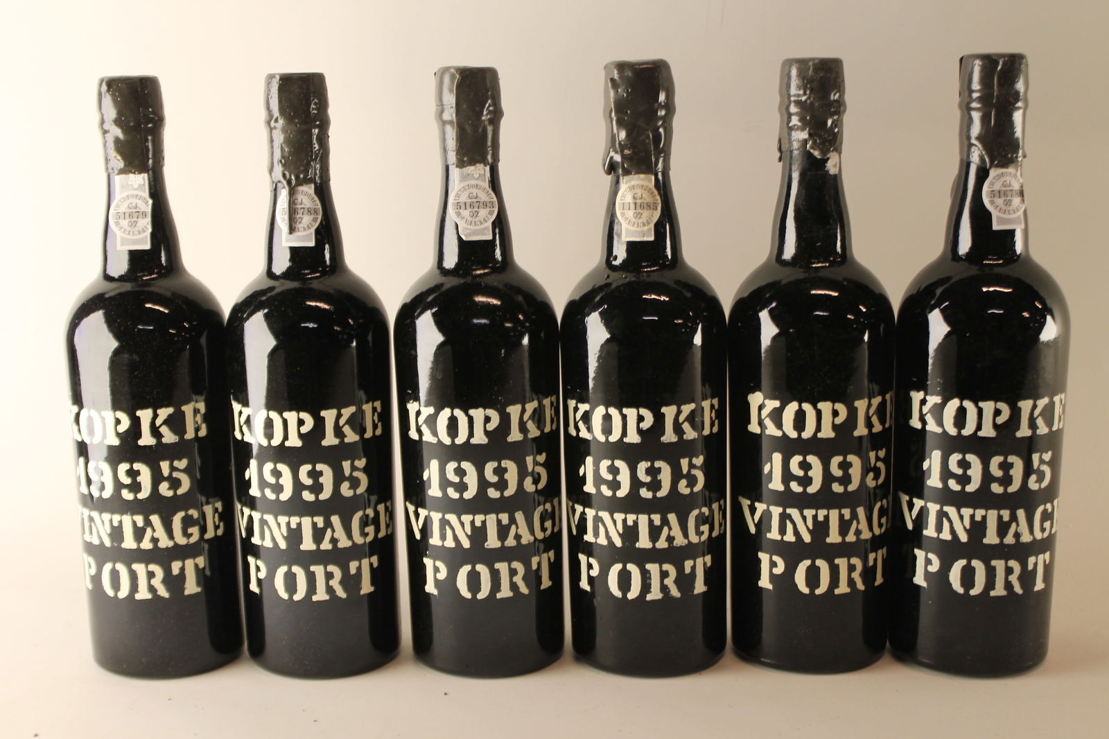 Kopke Vintage Port 1995: Kopke Vintage Port 1995 Bottled in 1997 U. 3.5cm BC, excellent appearance F 6 bottles Per lot €200 - 300SizebottlesConditionU. 3.5cm BC, excellent appearance
