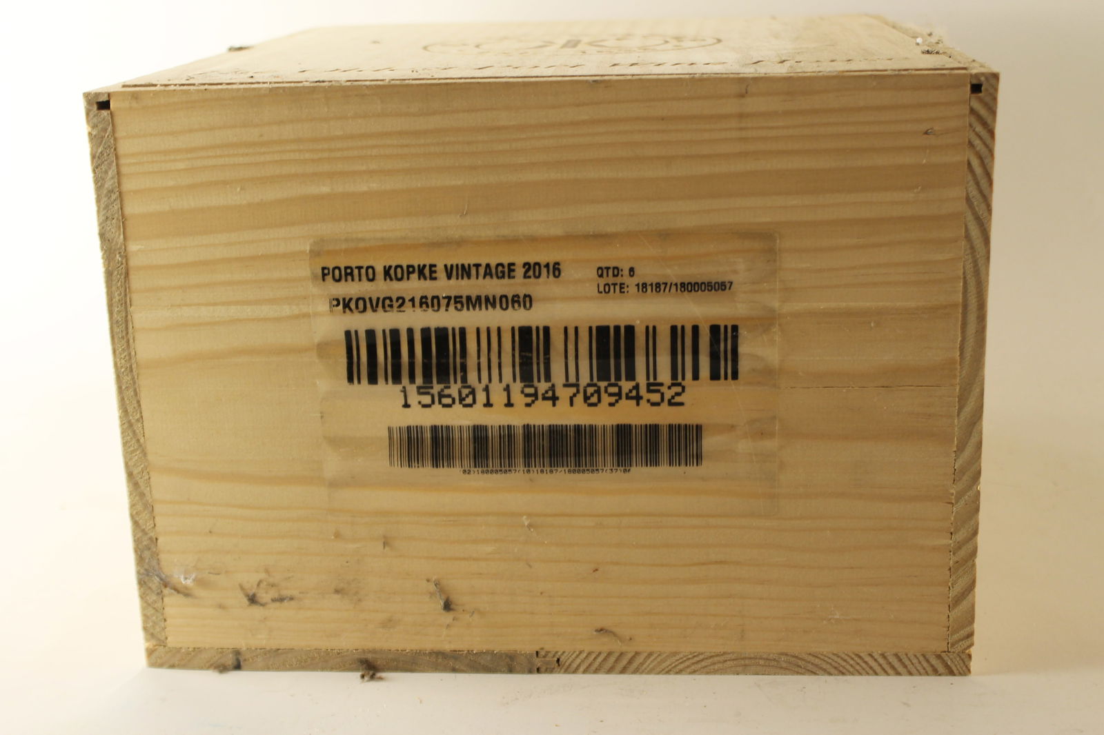 Kopke Vintage Port 2016: Kopke Vintage Port 2016 Bottled in 2018 U. 3.5cm BC, excellent appearance F 12 bottles Per lot €380 - 480SizebottlesConditionU. 3.5cm BC, excellent appearanceExhibited(2OWC)