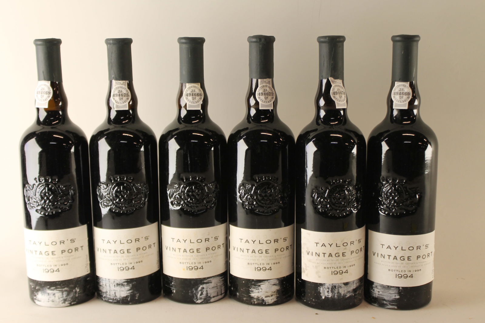 Taylor's Fladgate Vintage Port 1994: Taylor's Fladgate Vintage Port 1994 Bottled in 1996 U. 3.5cm BC, excellent appearance F 6 bottles Per lot €650 - 850SizebottlesConditionU. 3.5cm BC, excellent appearanceExhibited(OWC)
