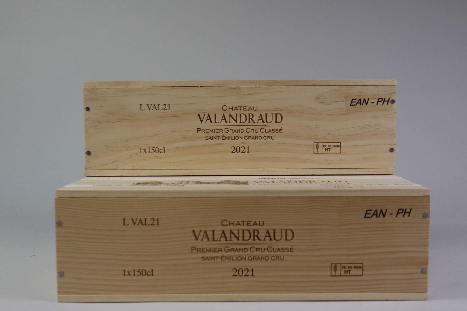 † Château Valandraud 2021: Château Valandraud 2021 Saint-Émilion, 1er Grand Cru Classé B Excellent level and appearance R 3 magnums - 1.5ltr Per lot €340 - 440Sizemagnums - 1.5ltrConditionExcellent level