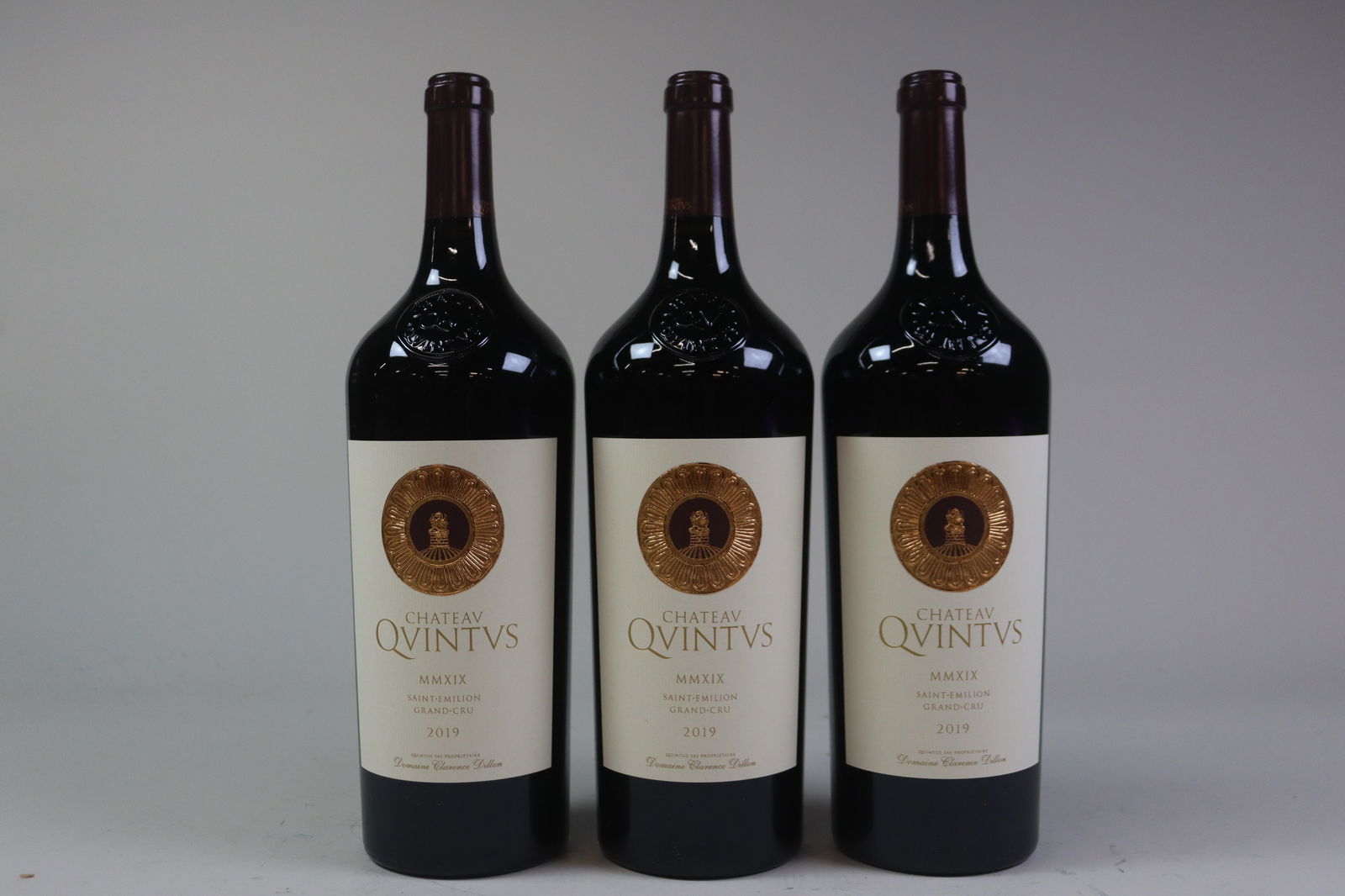 † Château Quintus 2019: Château Quintus 2019 Saint-Émilion Grand Cru Excellent level and appearance R 3 magnums - 1.5ltr Per lot €240 - 340Sizemagnums - 1.5ltrConditionExcellent level and