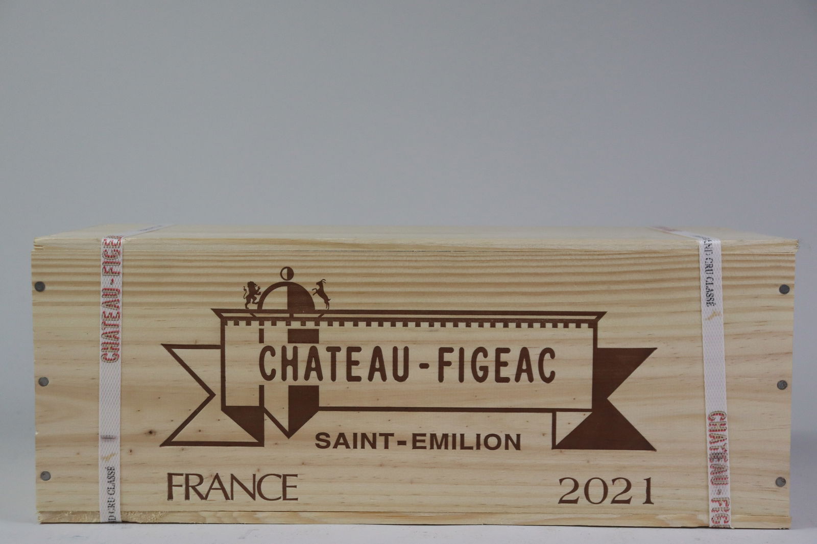 † Château Figeac 2021: Château Figeac 2021 Saint-Émilion, 1er Grand Cru Classé A Excellent level and appearance R 1 double magnum - 3ltr Per lot €340 - 440Sizedouble magnum - 3ltrConditionExcellent