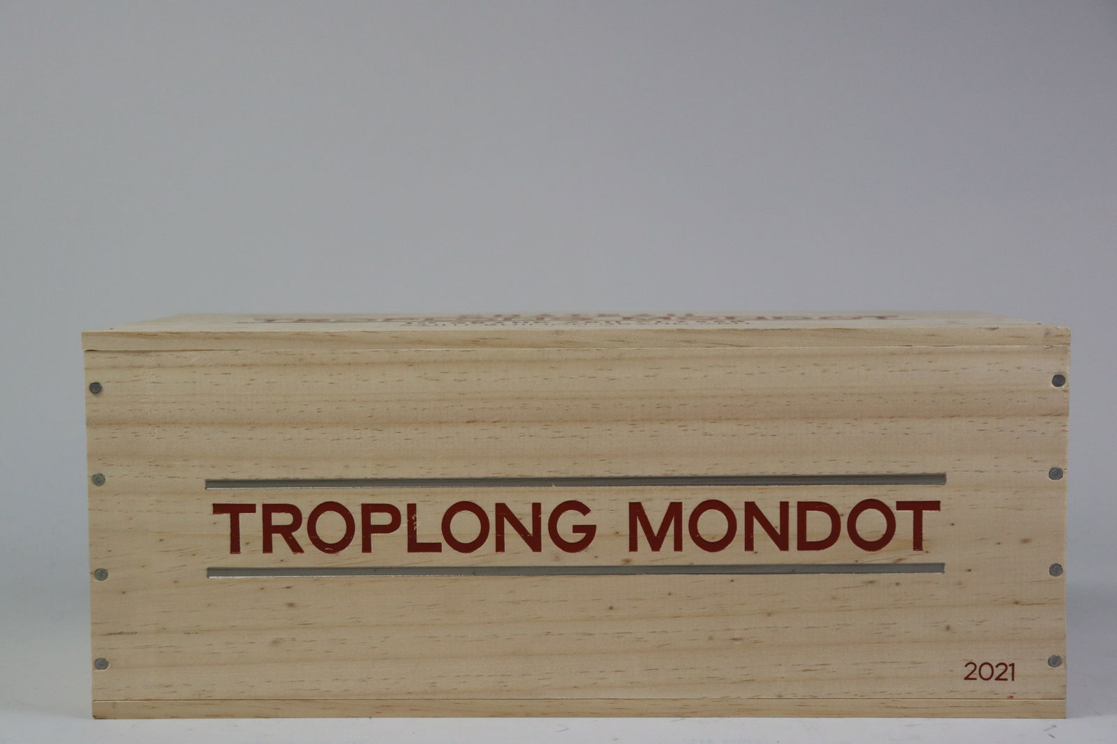 † Château Troplong Mondot 2021: Château Troplong Mondot 2021 Saint-Émilion, 1er Grand Cru Classé B Excellent level and appearance R 1 double magnum - 3ltr Per lot €220 - 320 Size double magnum - 3ltr</