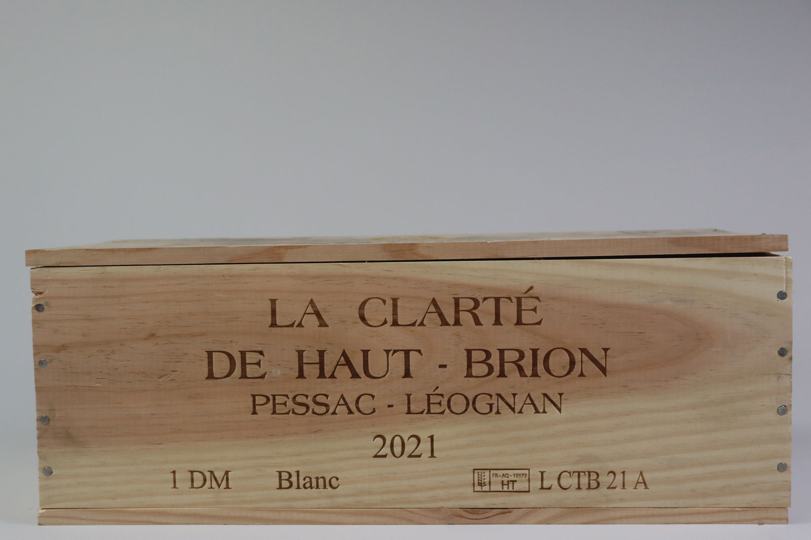 † La Clarté de Haut-Brion Blanc 2021: La Clarté de Haut-Brion Blanc 2021 Pessac-Léognan, Cru Classé Blanc Excellent level and appearance W 1 double magnum - 3ltr Per lot €200 - 300 Size double magnum - 3ltr<