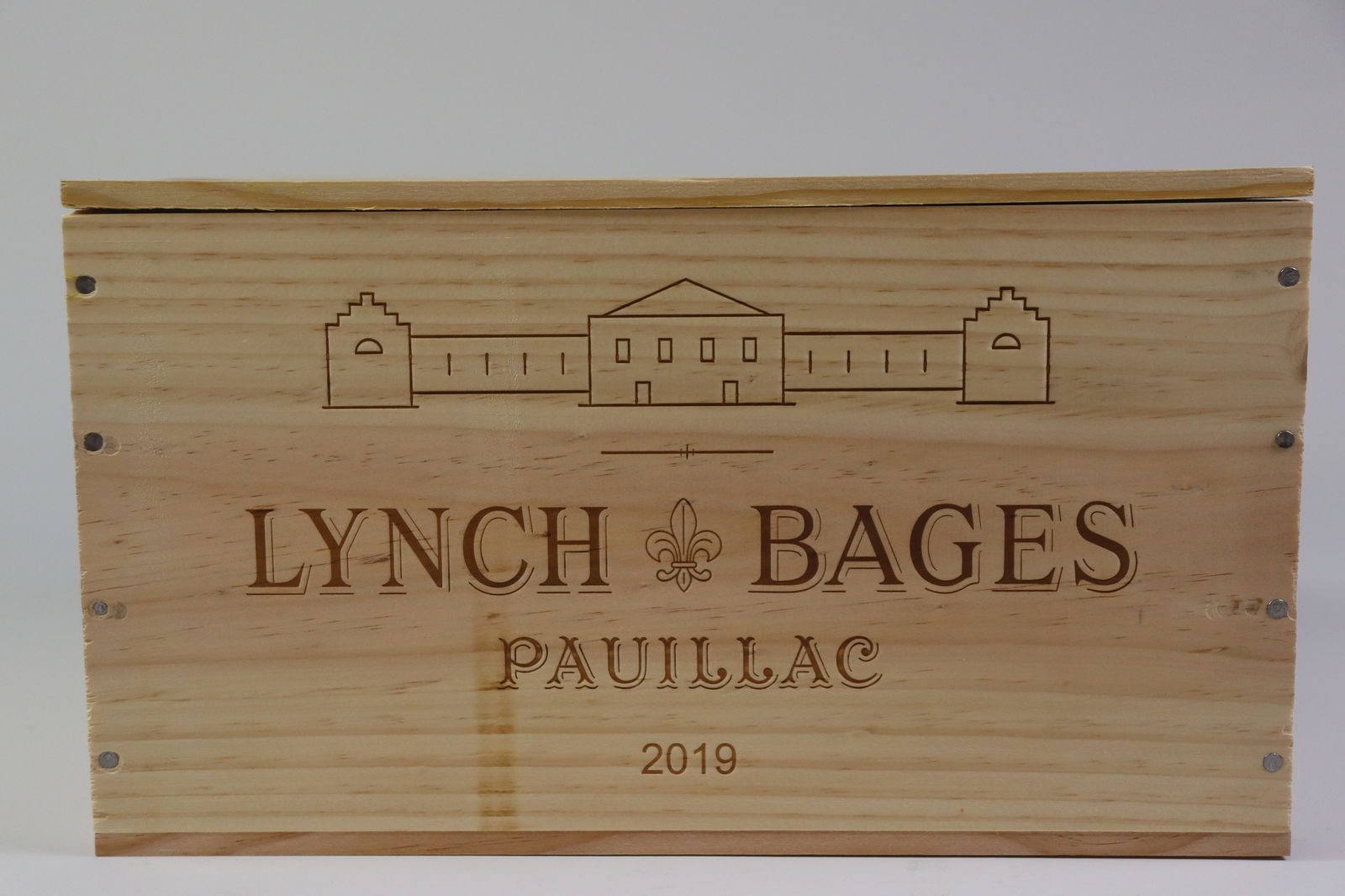 † Château Lynch-Bages 2019: Château Lynch-Bages 2019 Pauillac, 5ème Grand Cru Classé Excellent level and appearance R 6 bottles Per lot €550 - 750SizebottlesConditionExcellent level and