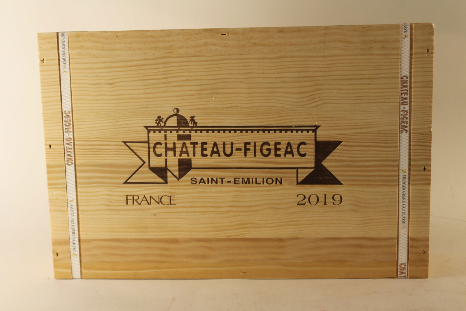 † Château Figeac 2019: Château Figeac 2019 Saint-Émilion, 1er Grand Cru Classé A Excellent level and appearance R 6 bottles Per lot €850 - 1150SizebottlesConditionExcellent level and