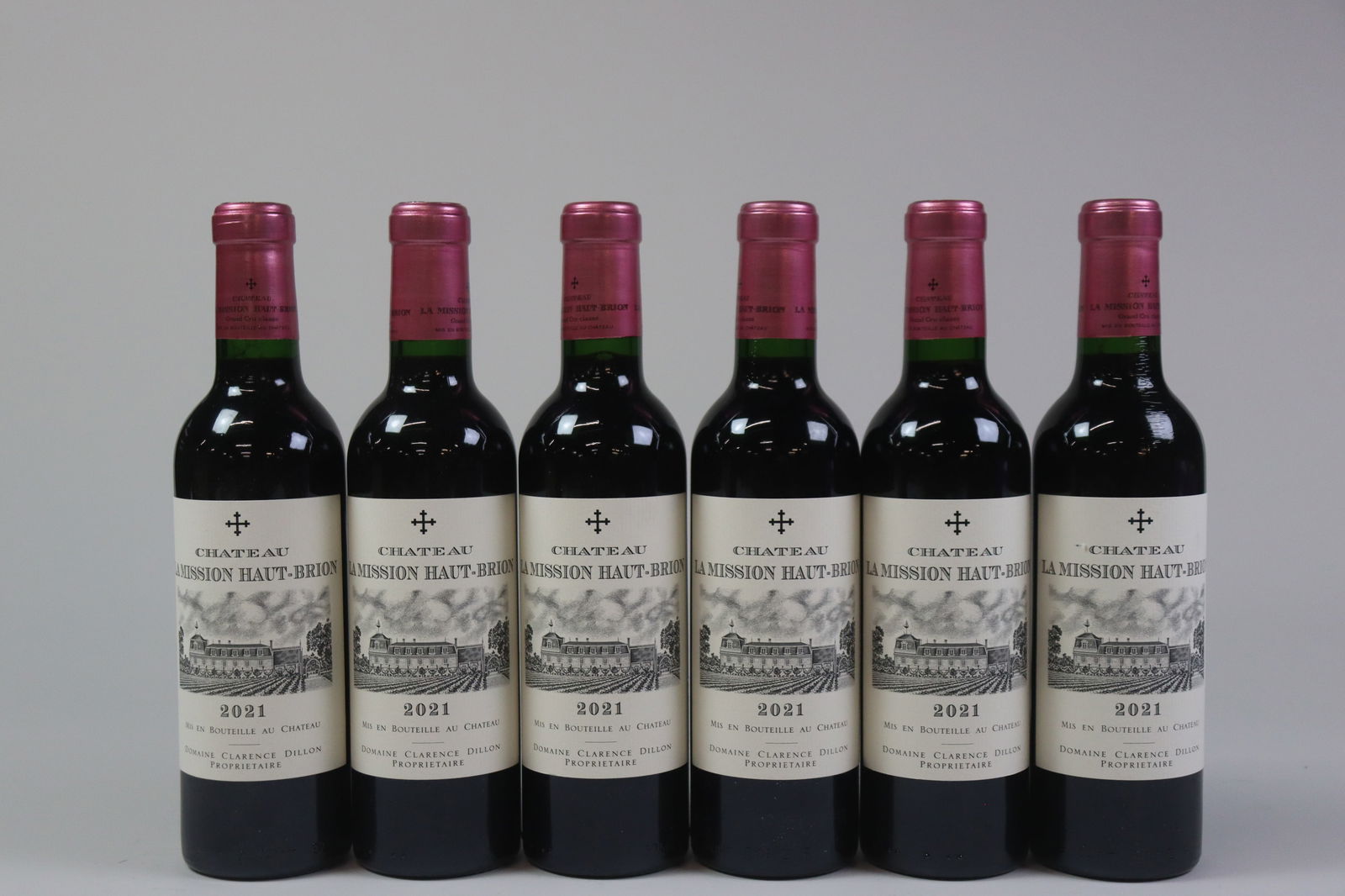 † La Mission Haut-Brion 2021: La Mission Haut-Brion 2021 Pessac-Léognan, Cru Classé Rouge Excellent level and appearance R 11 half bottles - 375ml Per lot €550 - 750 Size half bottles - 375ml Con