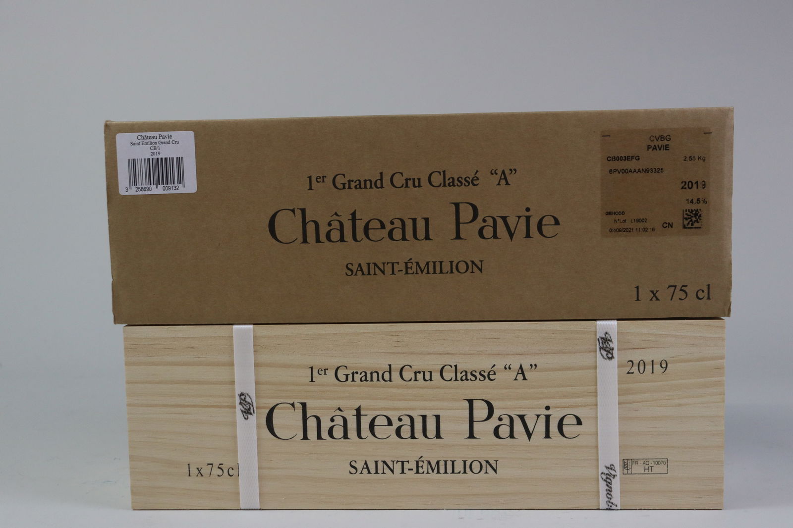 † Château Pavie 2019: Château Pavie 2019 Saint-Émilion, 1er Grand Cru Classé A Excellent level and appearance R 2 bottles Per lot €260 - 360SizebottlesConditionExcellent level and