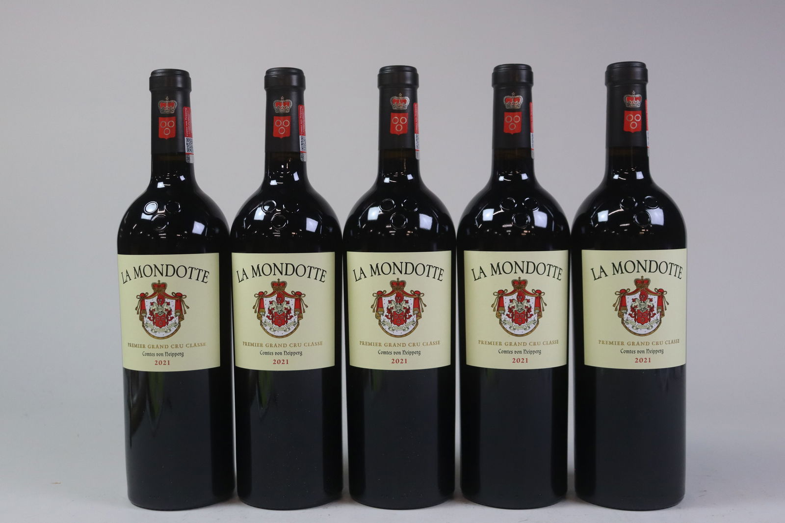 † La Mondotte 2021: La Mondotte 2021 Saint-Émilion, 1er Grand Cru Classé B Excellent level and appearance R 5 bottles Per lot €220 - 320 Size bottles Condition Excellent level a