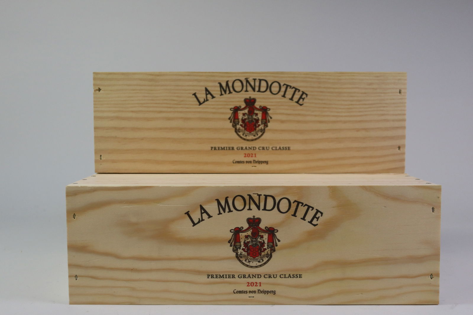 † La Mondotte 2021: La Mondotte 2021 Saint-Émilion, 1er Grand Cru Classé B Excellent level and appearance R 3 magnums - 1.5ltr Per lot €260 - 360Sizemagnums - 1.5ltrConditionExcellent level and