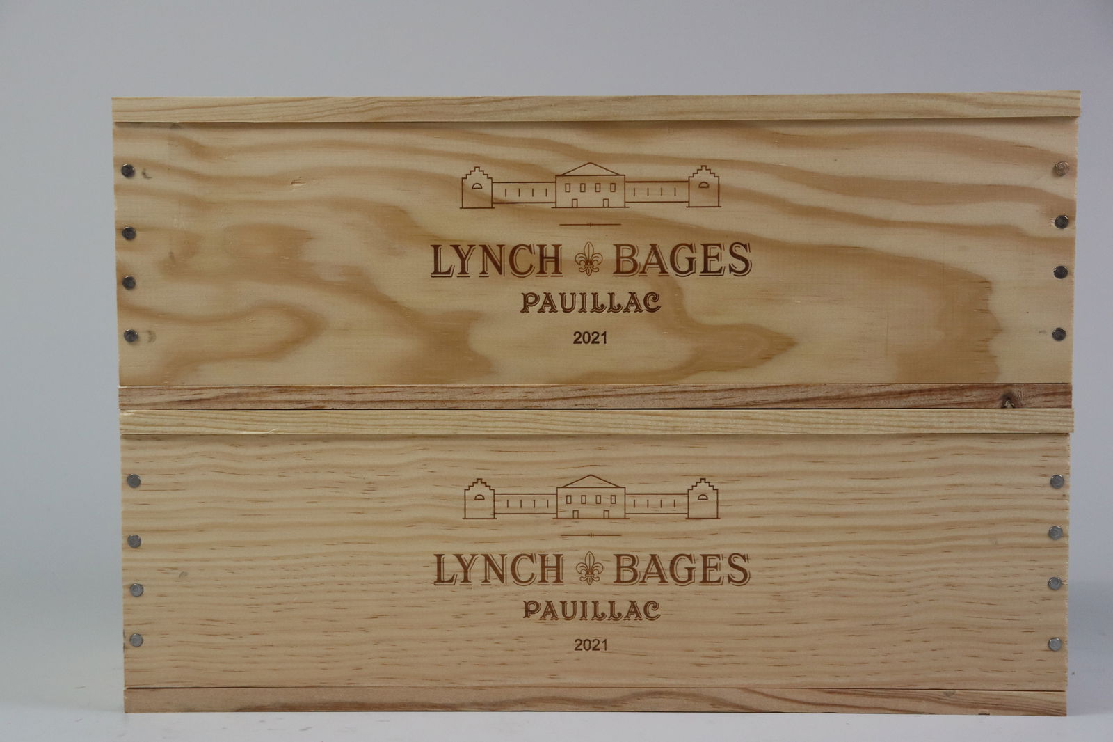 † Château Lynch-Bages 2021: Château Lynch-Bages 2021 Pauillac, 5ème Grand Cru Classé Excellent level and appearance R 2 magnums - 1.5ltr Per lot €260 - 360 Size magnums - 1.5ltr Condition<