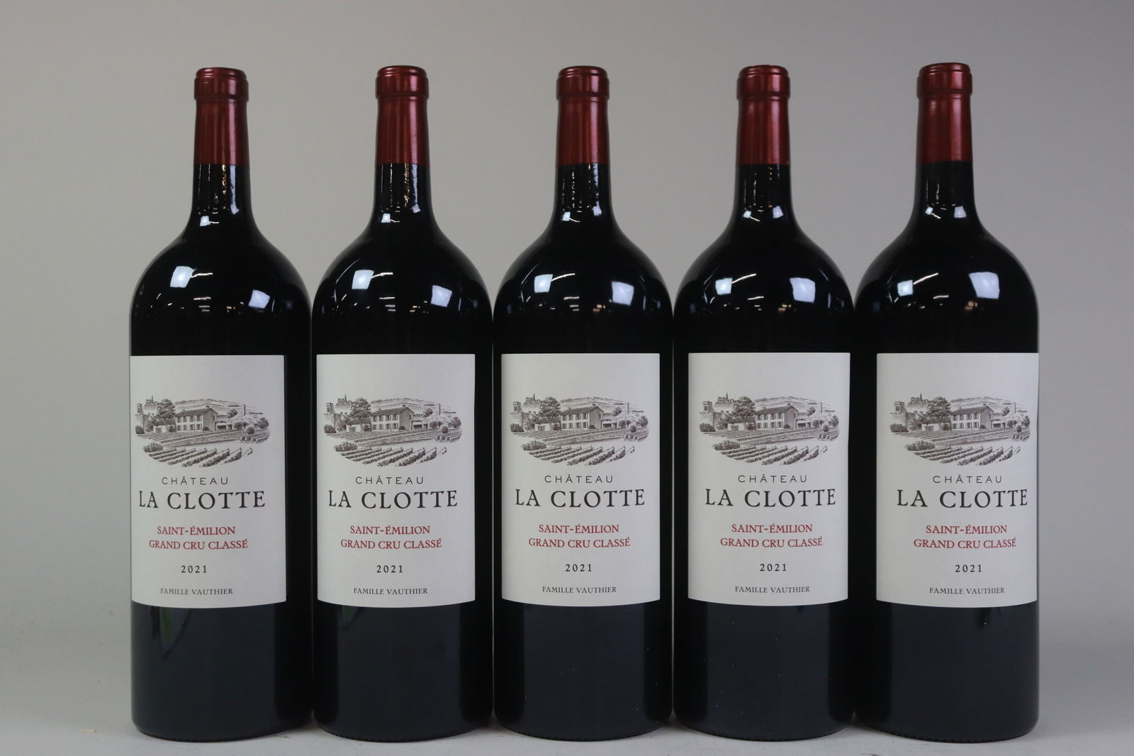 † Château La Clotte 2019: Château La Clotte 2019 Saint-Émilion Grand Cru Excellent level and appearance R 5 magnums - 1.5ltr Per lot €300 - 400Sizemagnums - 1.5ltrConditionExcellent level and