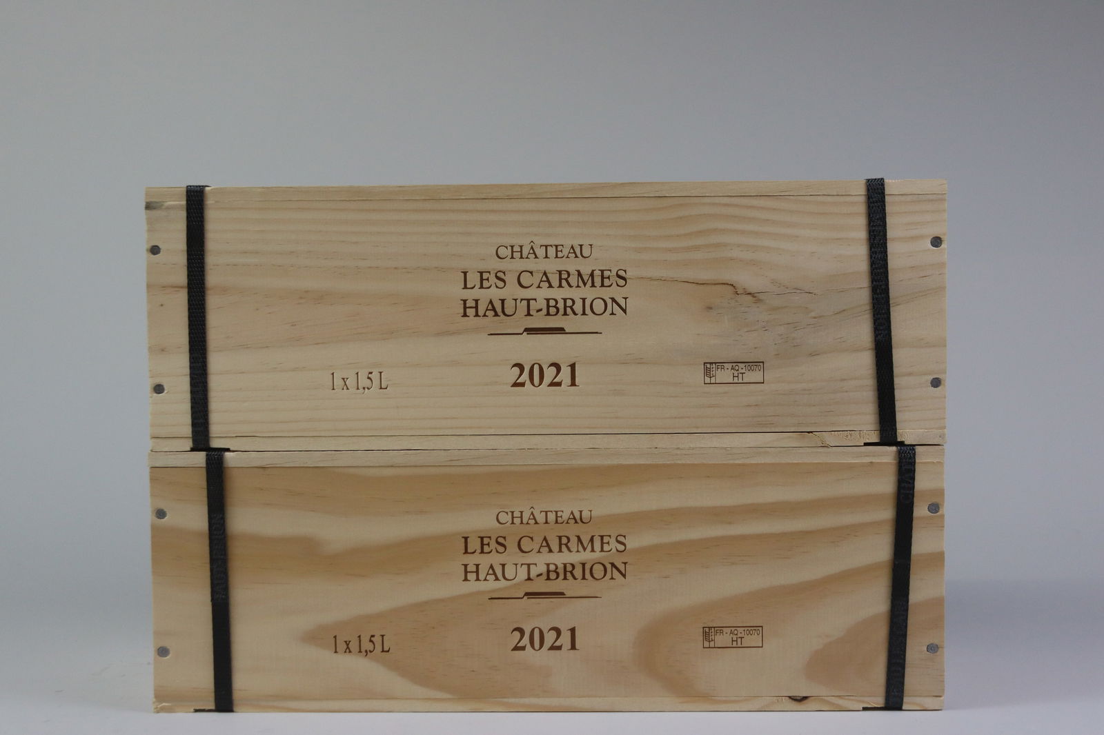 † Les Carmes Haut-Brion 2021: Les Carmes Haut-Brion 2021 Pessac-Léognan, Cru Classé Rouge Excellent level and appearance R 2 magnums - 1.5ltr Per lot €200 - 300 Size magnums - 1.5ltr Condition