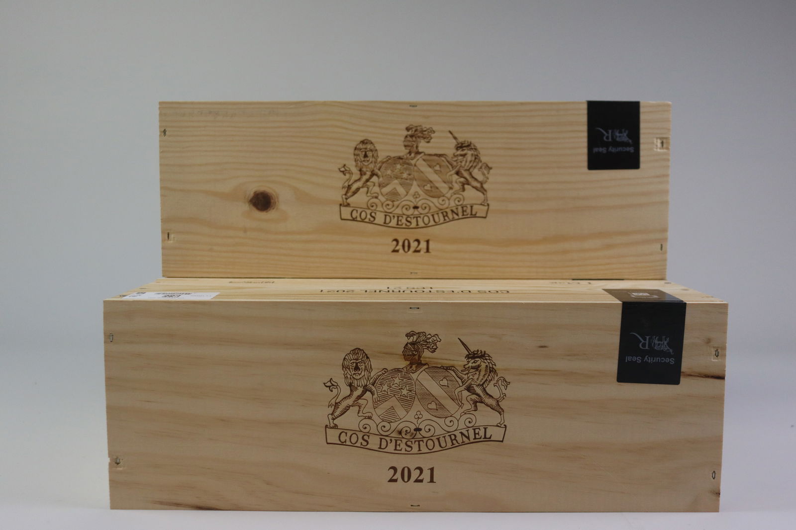 † Château Cos d'Estournel 2021: Château Cos d'Estournel 2021 Saint-Estèphe, 2ème Grand Cru Classé Excellent level and appearance R 3 magnums - 1.5ltr Per lot €420 - 550 Size magnums - 1.5ltr