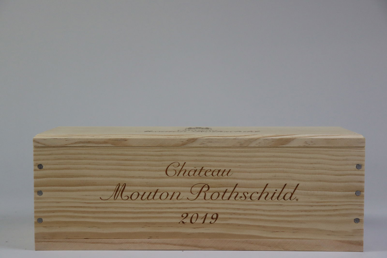 † Château Mouton Rothschild 2019: Château Mouton Rothschild 2019 Pauillac, 1er Grand Cru Classé Excellent level and appearance R 1 bottle Per lot €320 - 420 Size bottle Condition Excellent le