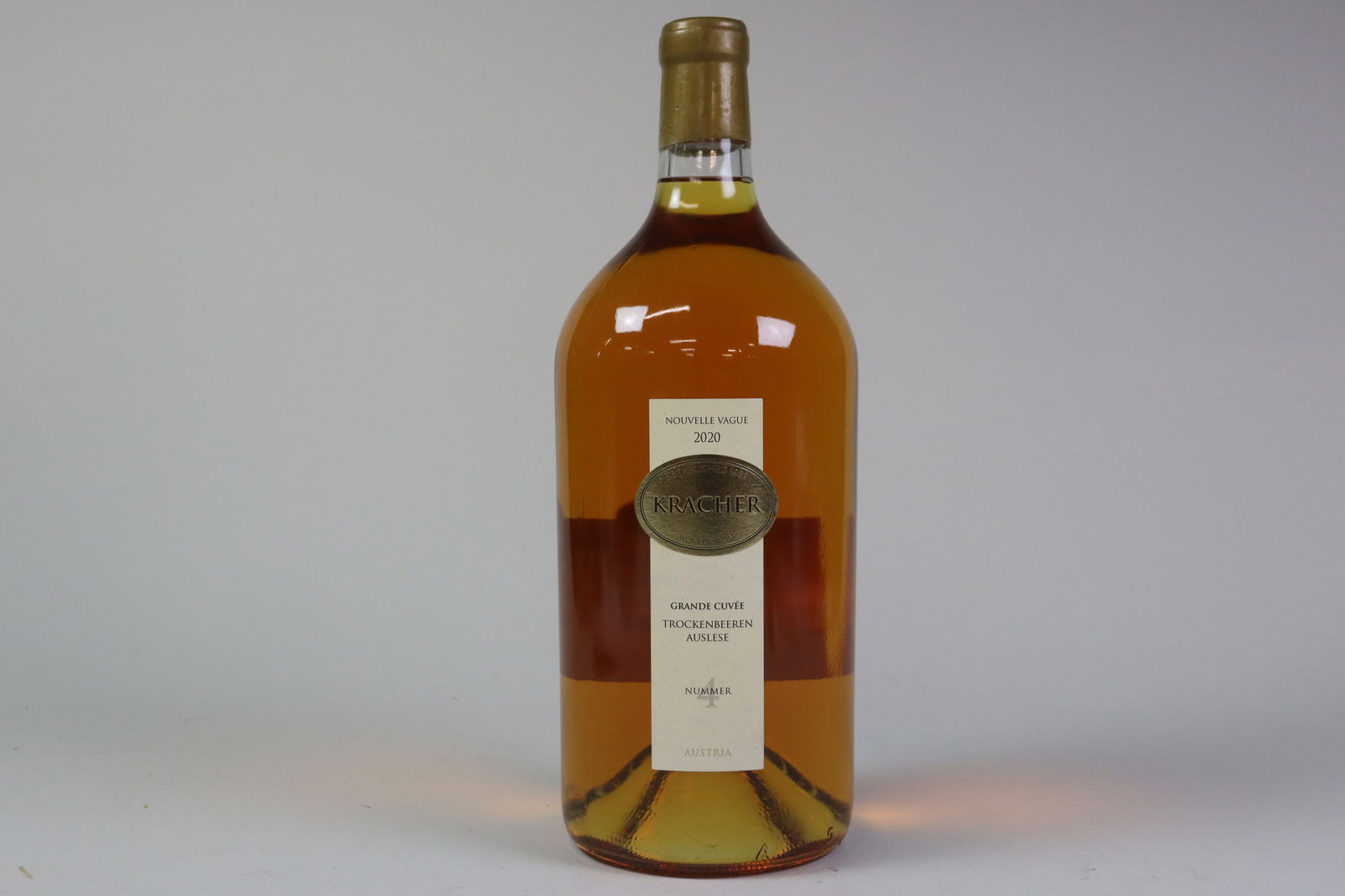 † Grande Cuvée Trockenbeerenauslese 'Nouvelle Vague 'Nummer 4' 2020: Grande Cuvée Trockenbeerenauslese 'Nouvelle Vague 'Nummer 4' 2020 Weinlaubenhof Alois Kracher, Burgenland Excellent level and appearance W 1 double magnum - 3ltr Per lot €220 - 320 Size</