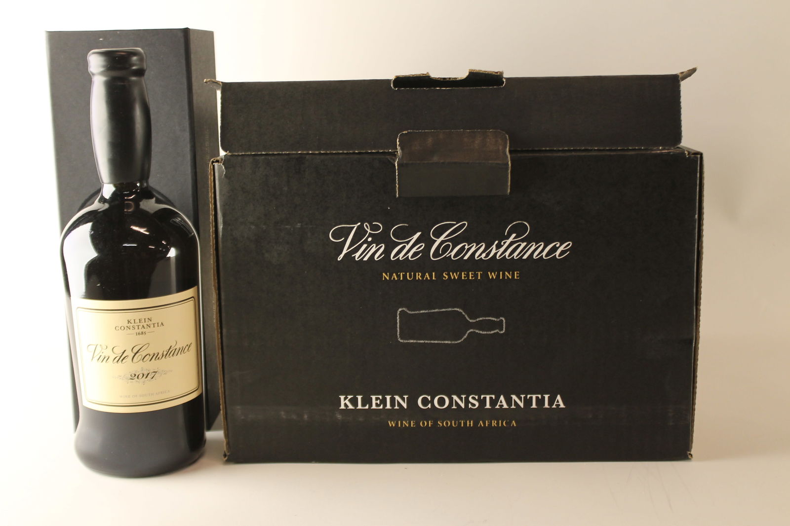 † Vin de Constance Natural Sweet Wine 2017: Vin de Constance Natural Sweet Wine 2017 Klein Constantia, Constantia Excellent level and appearance W 6 jennies - 50cl Per lot €240 - 360Sizejennies - 50clConditionExcellent level and