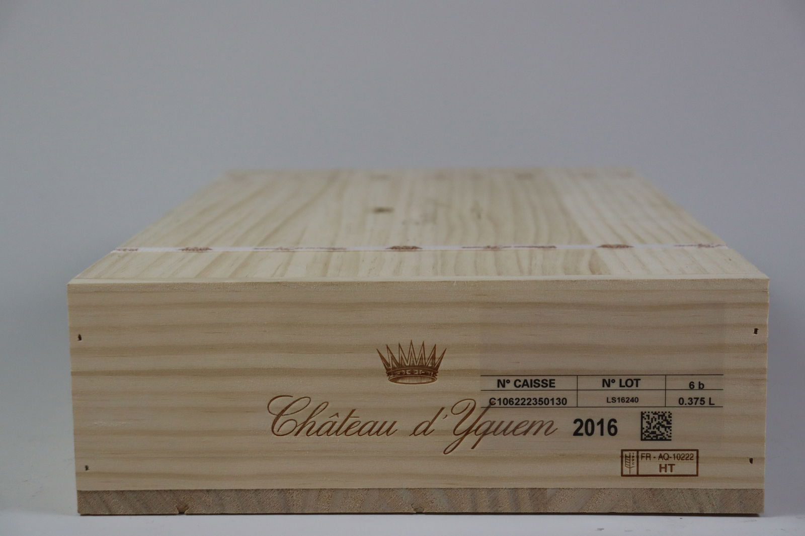 † Château d'Yquem 2016: Château d'Yquem 2016 Sauternes, 1er Grand Cru Classé Supérieur Excellent level and appearance W 6 half bottles - 375ml Per lot €500 - 700 Size half bottles - 375ml