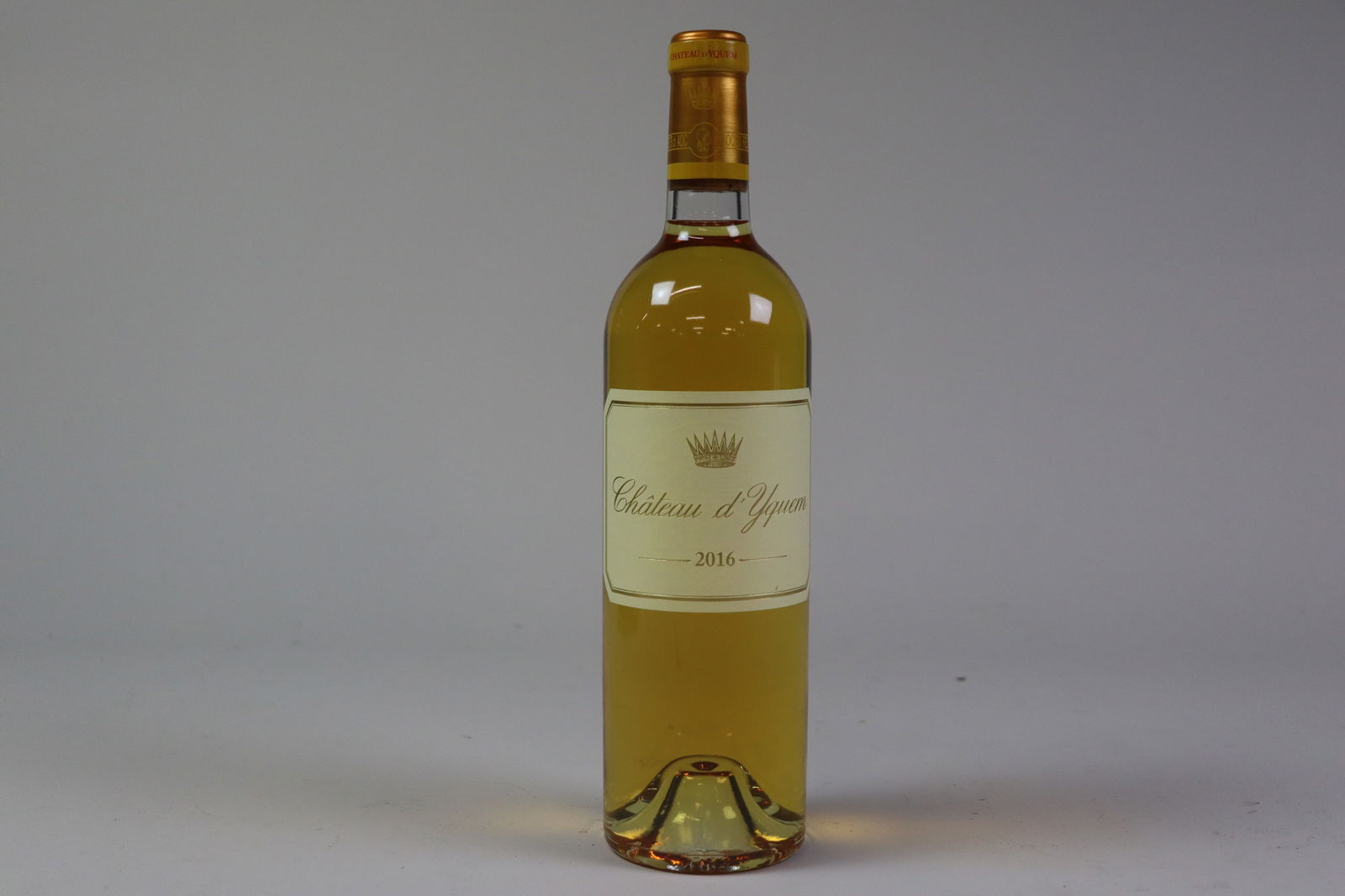 † Château d'Yquem 2016: Château d'Yquem 2016 Sauternes, 1er Grand Cru Classé Supérieur Excellent level and appearance W 1 bottle Per lot €160 - 220 Size bottle Condition Excell